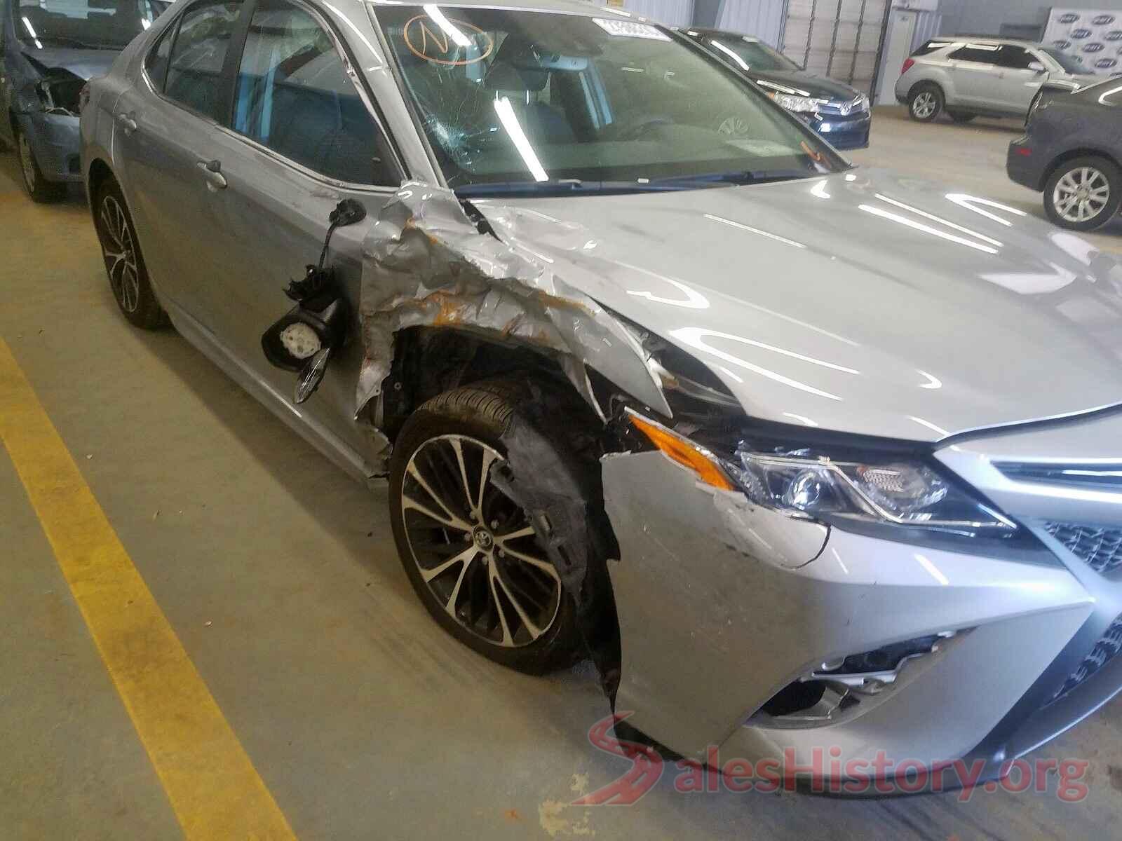 4T1B11HK9JU123156 2018 TOYOTA CAMRY