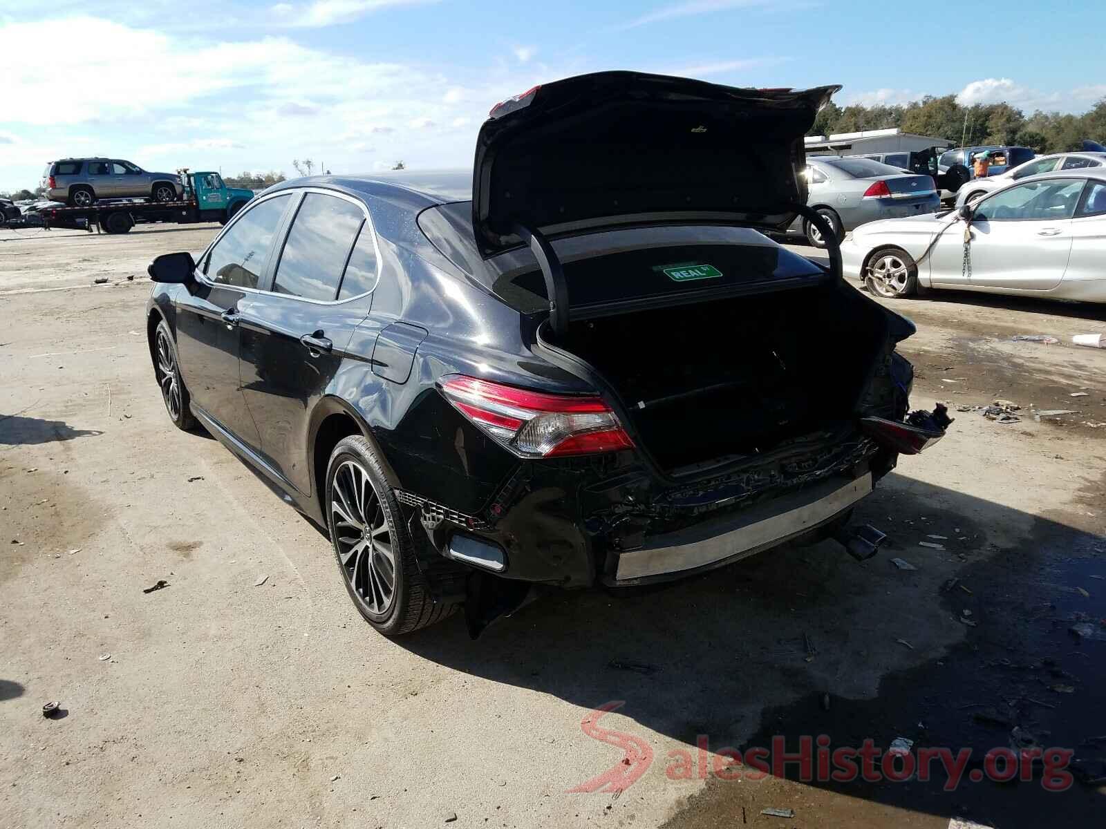 4T1B11HK8JU105957 2018 TOYOTA CAMRY