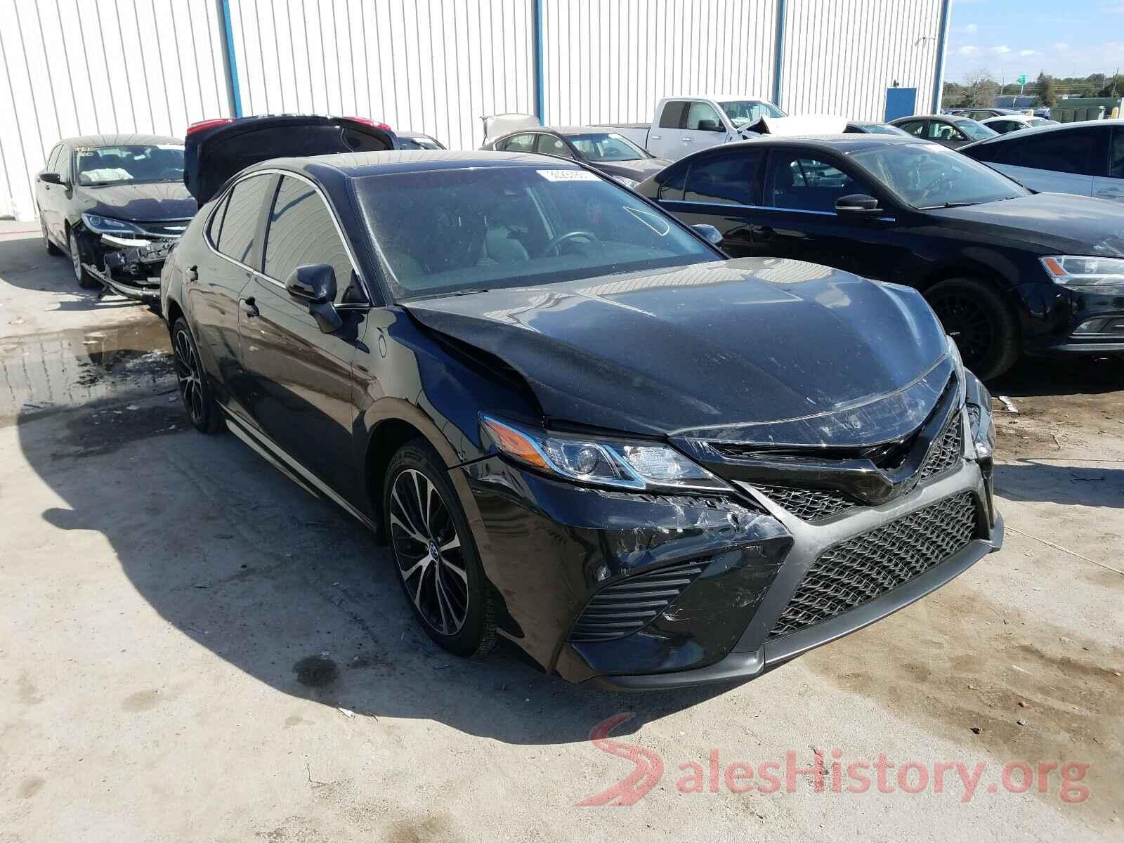 4T1B11HK8JU105957 2018 TOYOTA CAMRY