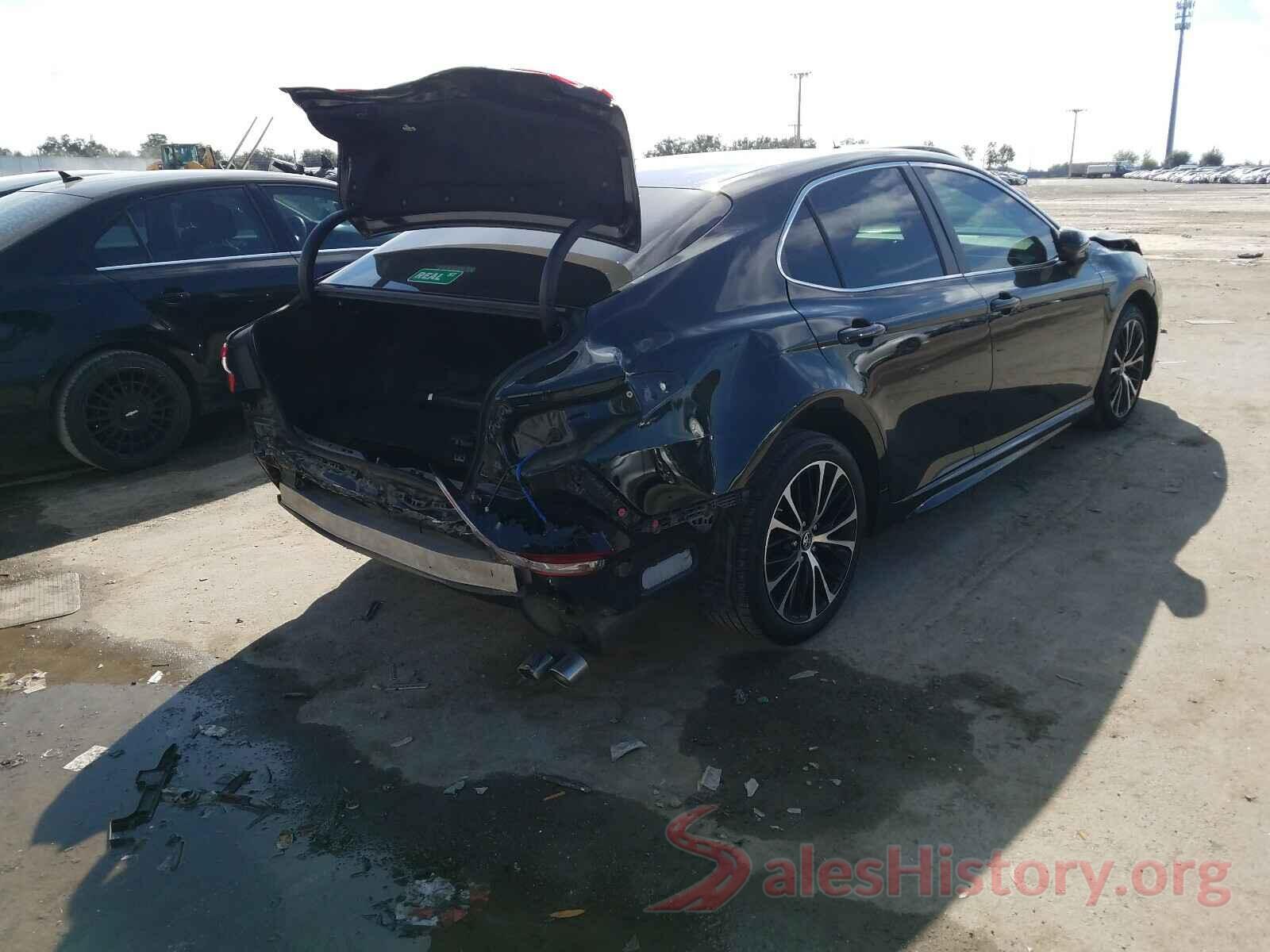 4T1B11HK8JU105957 2018 TOYOTA CAMRY