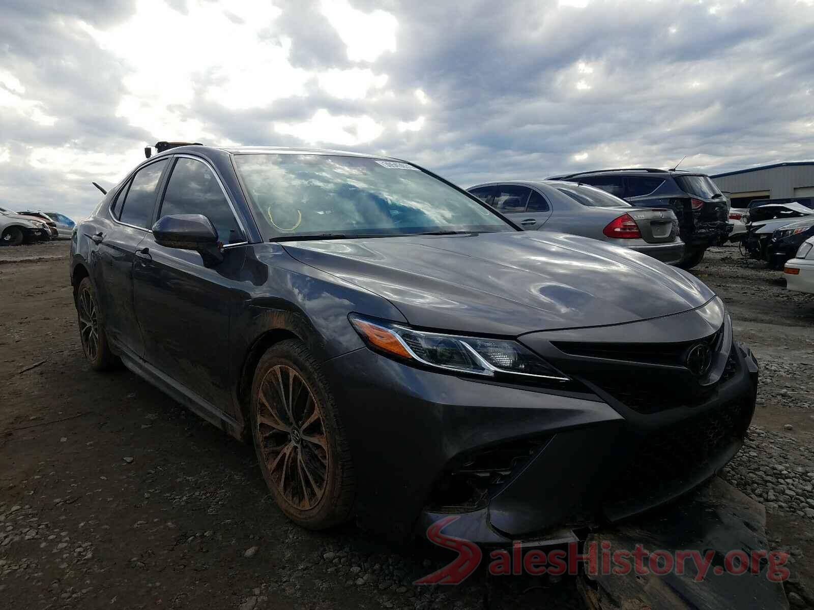 4T1B11HK1JU581824 2018 TOYOTA CAMRY