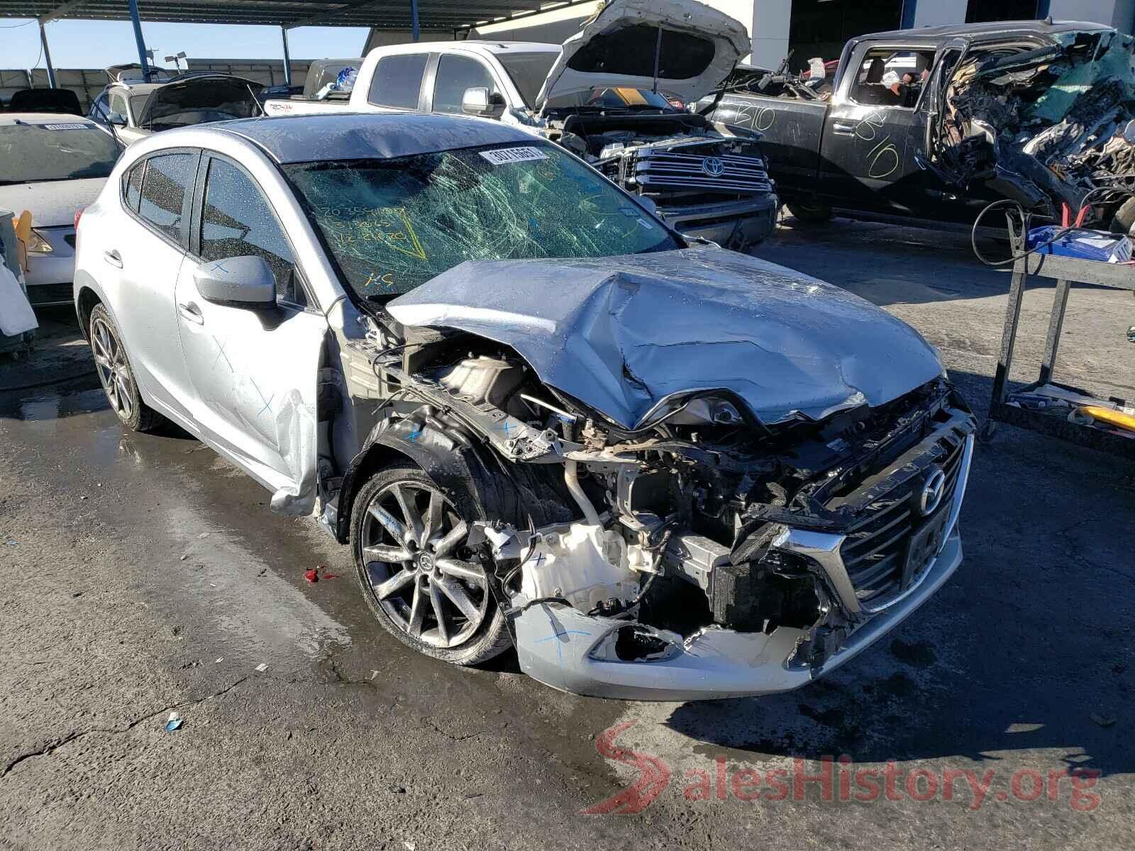 3MZBN1L32JM181555 2018 MAZDA 3