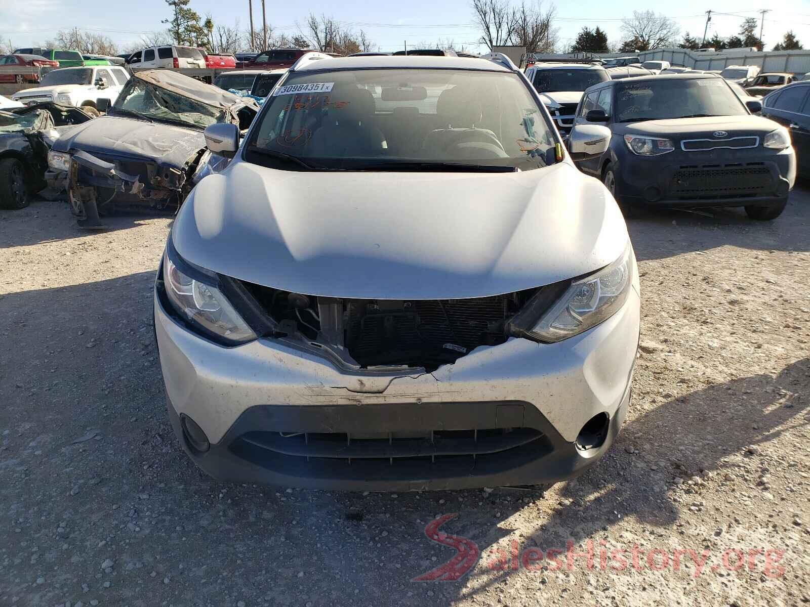 JN1BJ1CR6JW251158 2018 NISSAN ROGUE