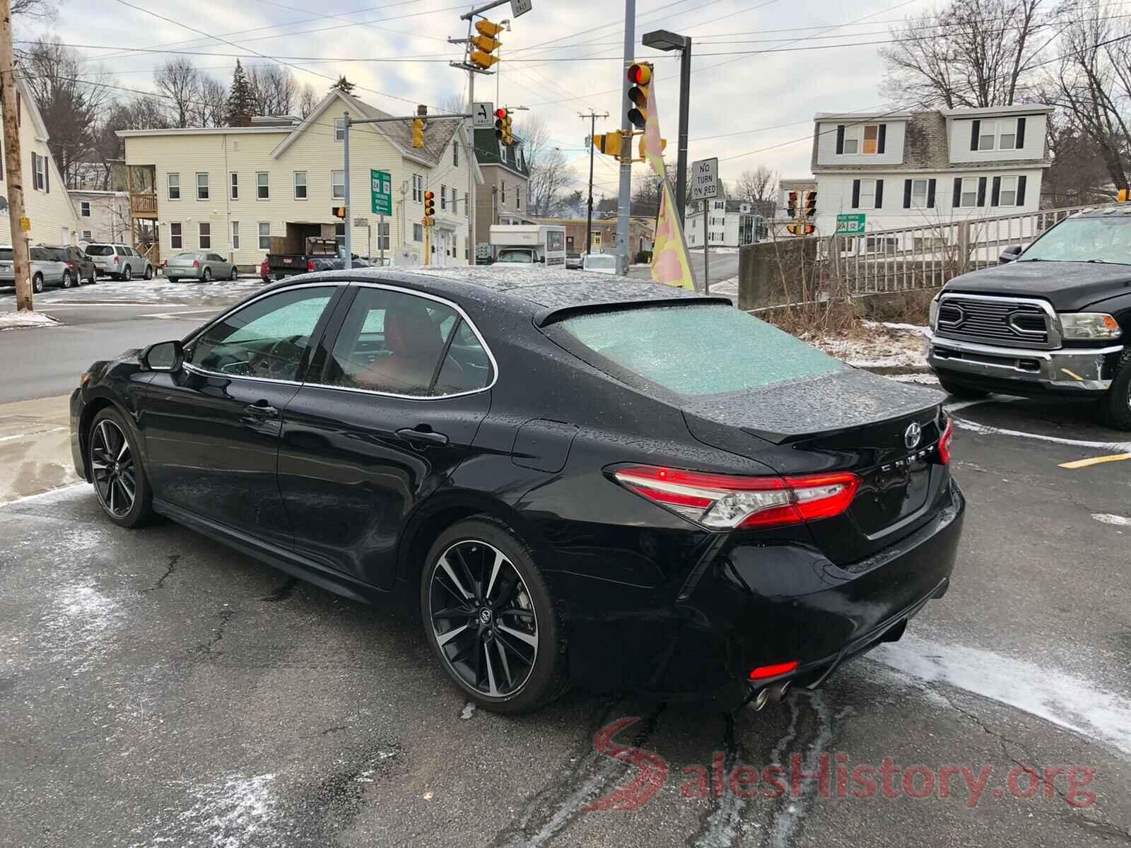 4T1B61HK1JU018094 2018 TOYOTA CAMRY