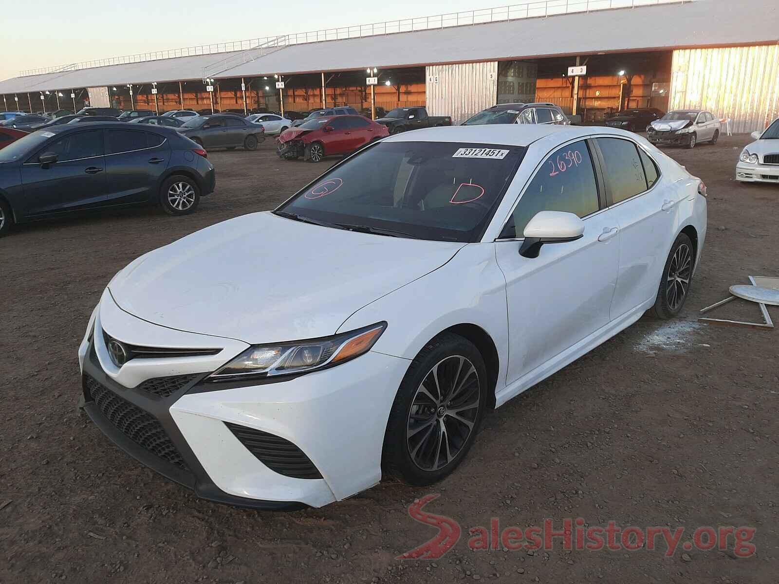 4T1B11HK2JU585817 2018 TOYOTA CAMRY