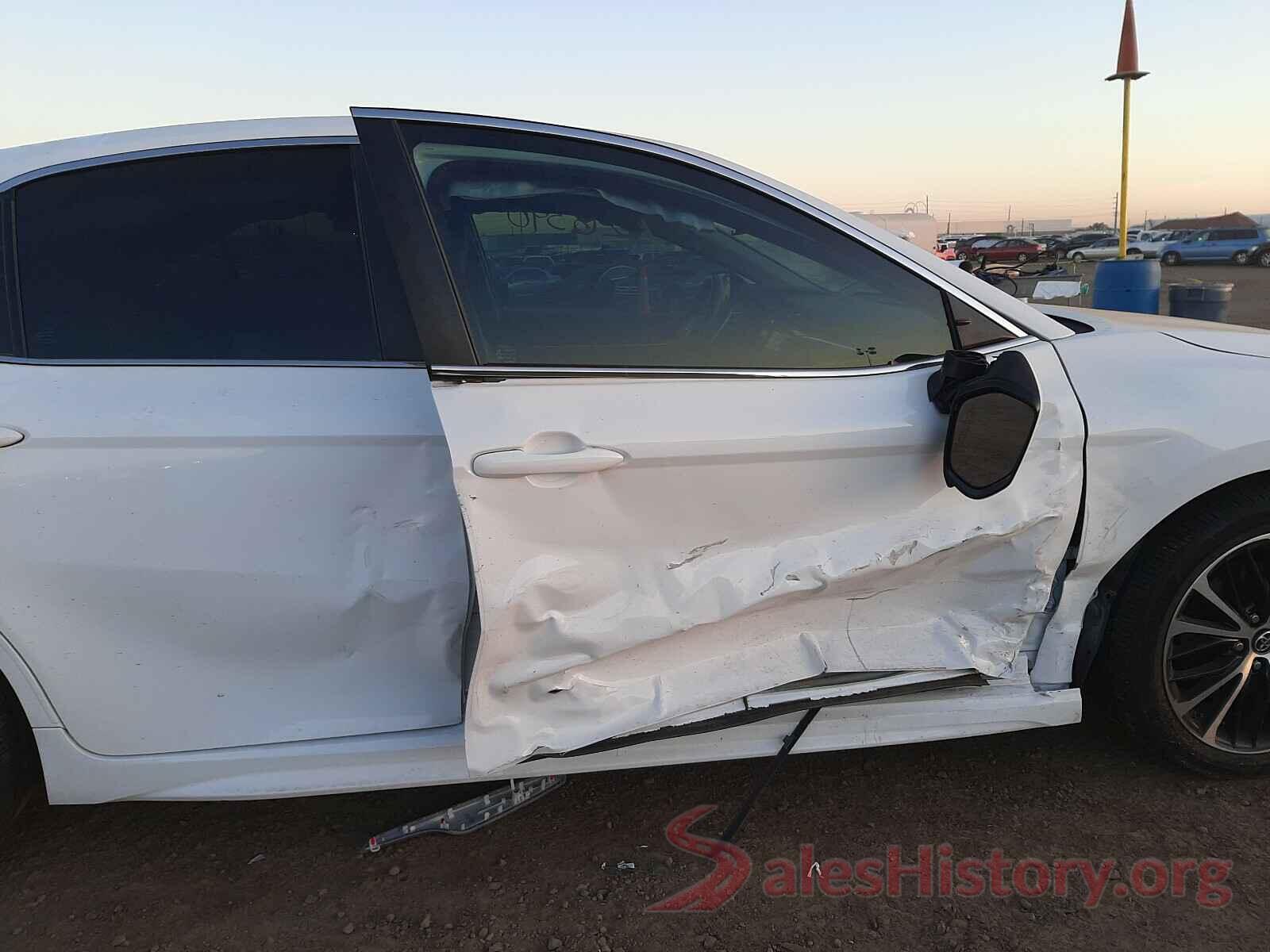 4T1B11HK2JU585817 2018 TOYOTA CAMRY