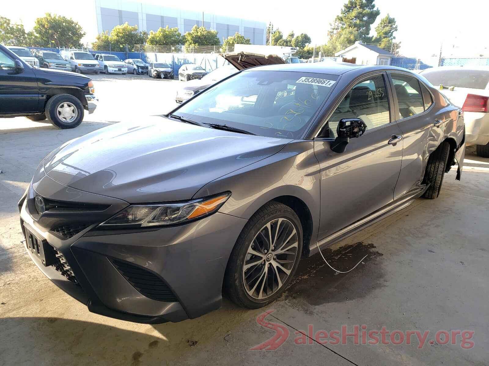 4T1B11HK1JU628561 2018 TOYOTA CAMRY