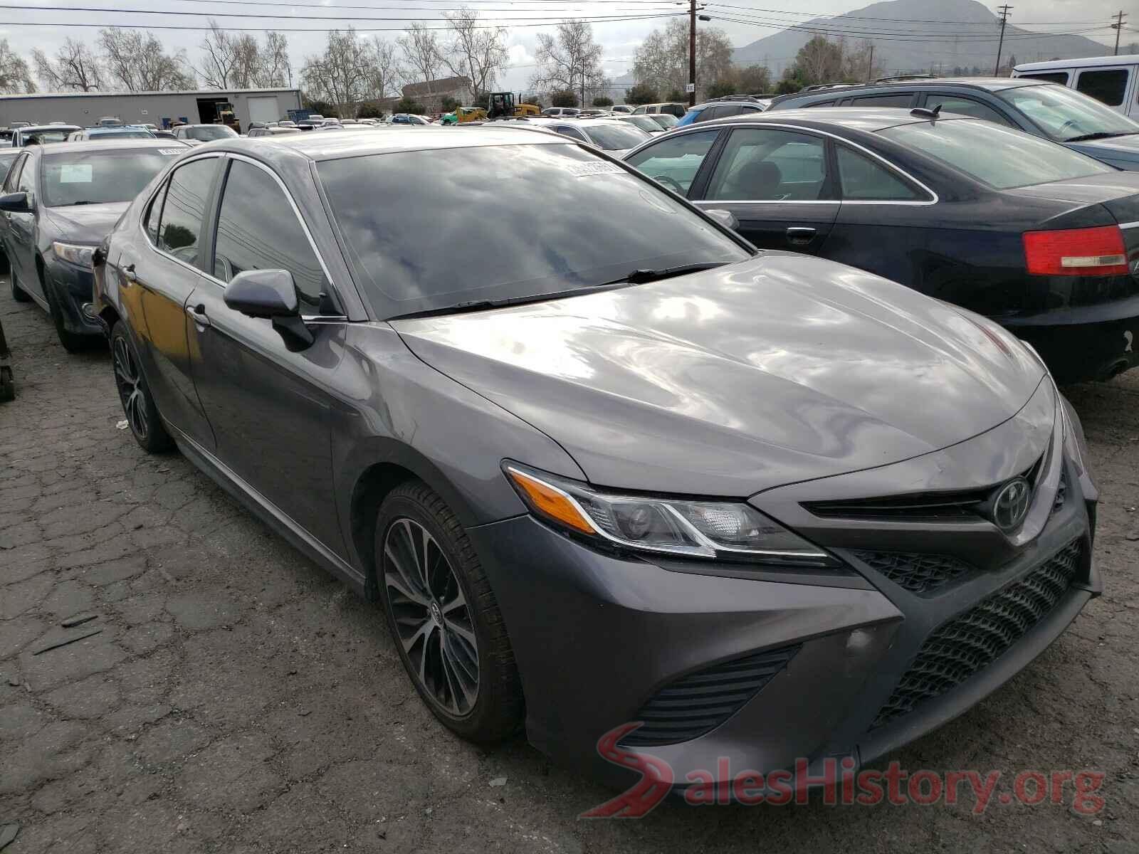 4T1B11HK7JU142062 2018 TOYOTA CAMRY