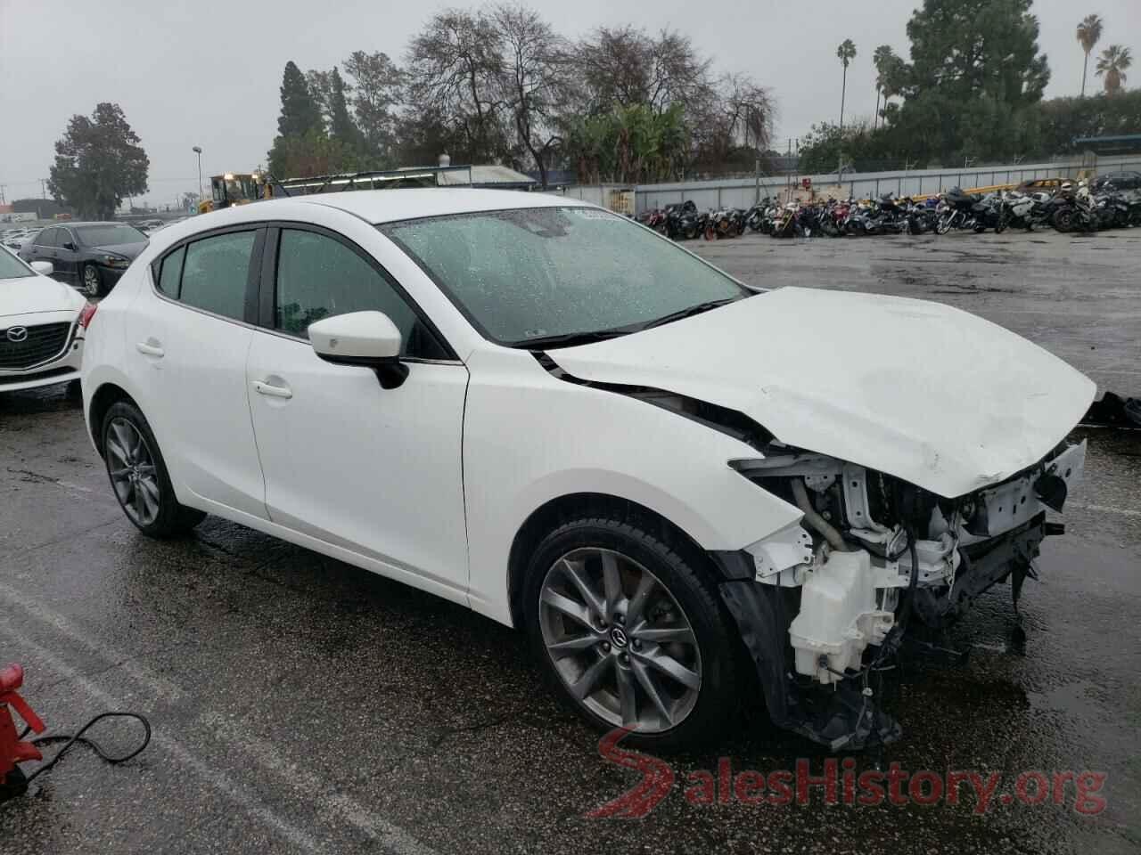 3MZBN1L37JM268626 2018 MAZDA 3