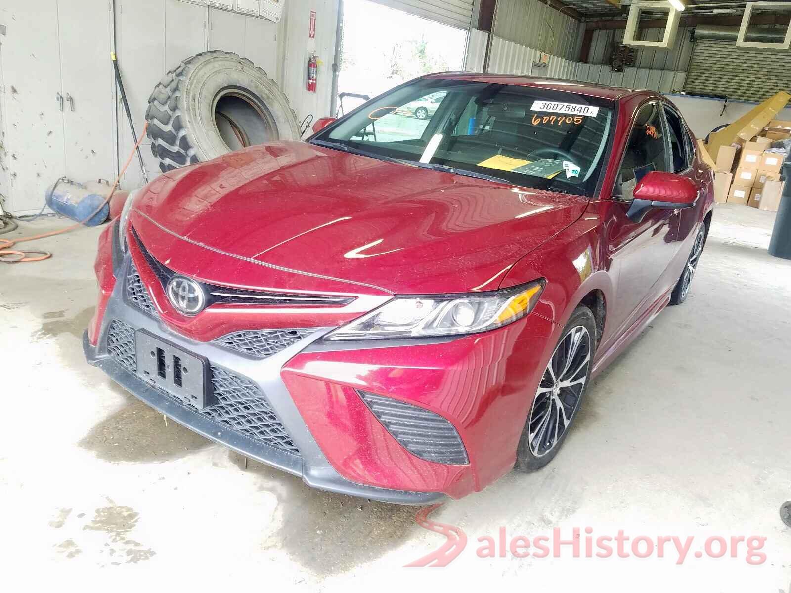 4T1B11HK4JU607705 2018 TOYOTA CAMRY