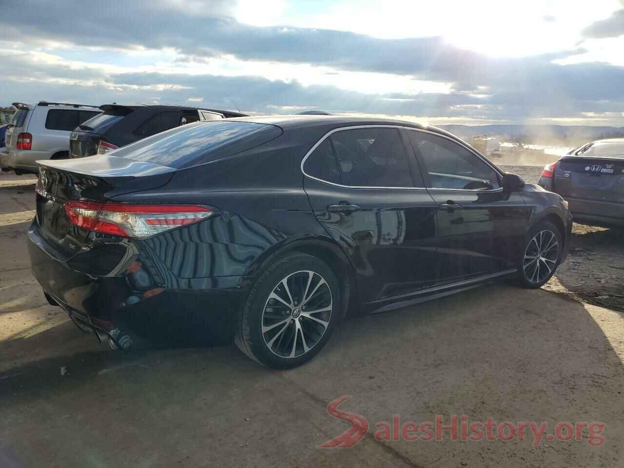 4T1B11HK3JU629677 2018 TOYOTA CAMRY