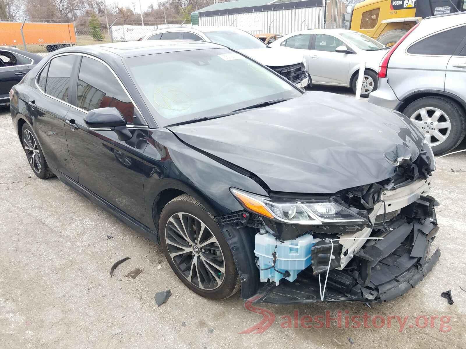 4T1B11HK2JU637608 2018 TOYOTA CAMRY