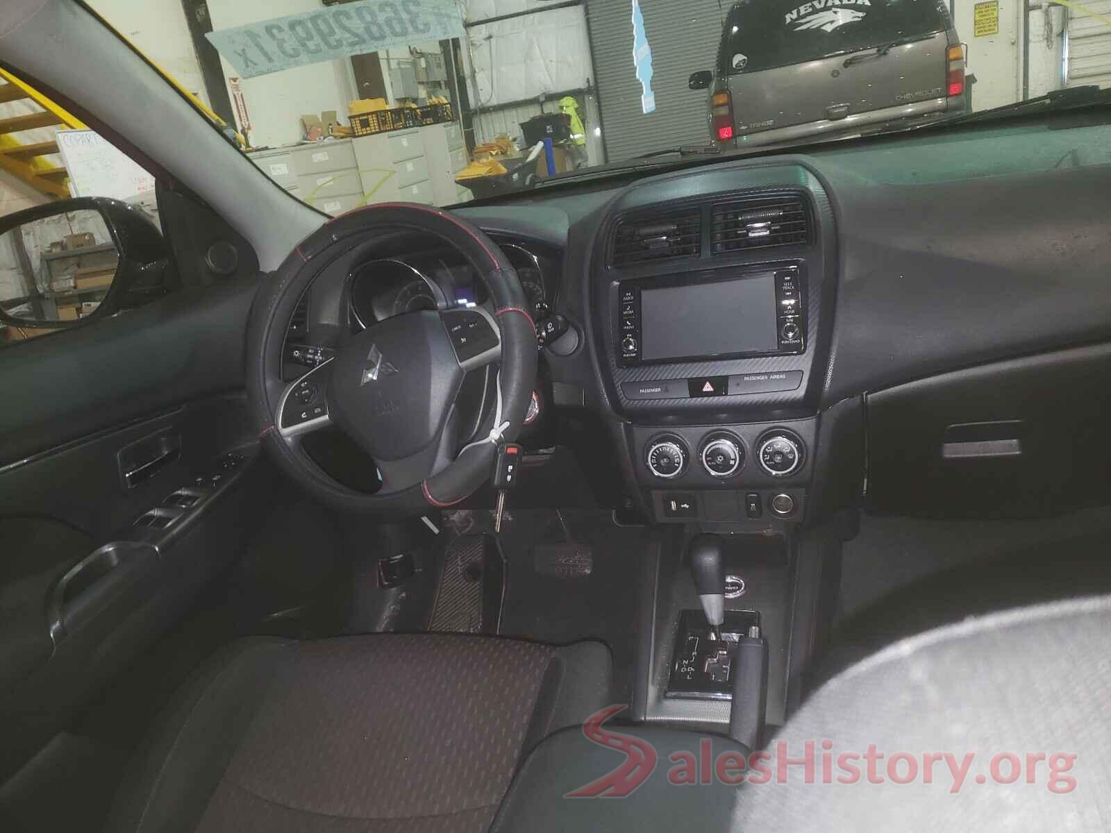 JA4AR3AUXJZ035665 2018 MITSUBISHI OUTLANDER