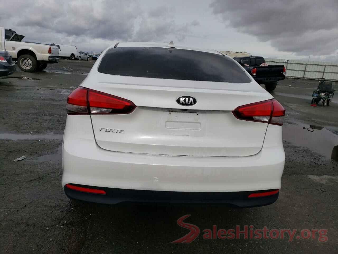 3KPFL4A72JE239689 2018 KIA FORTE