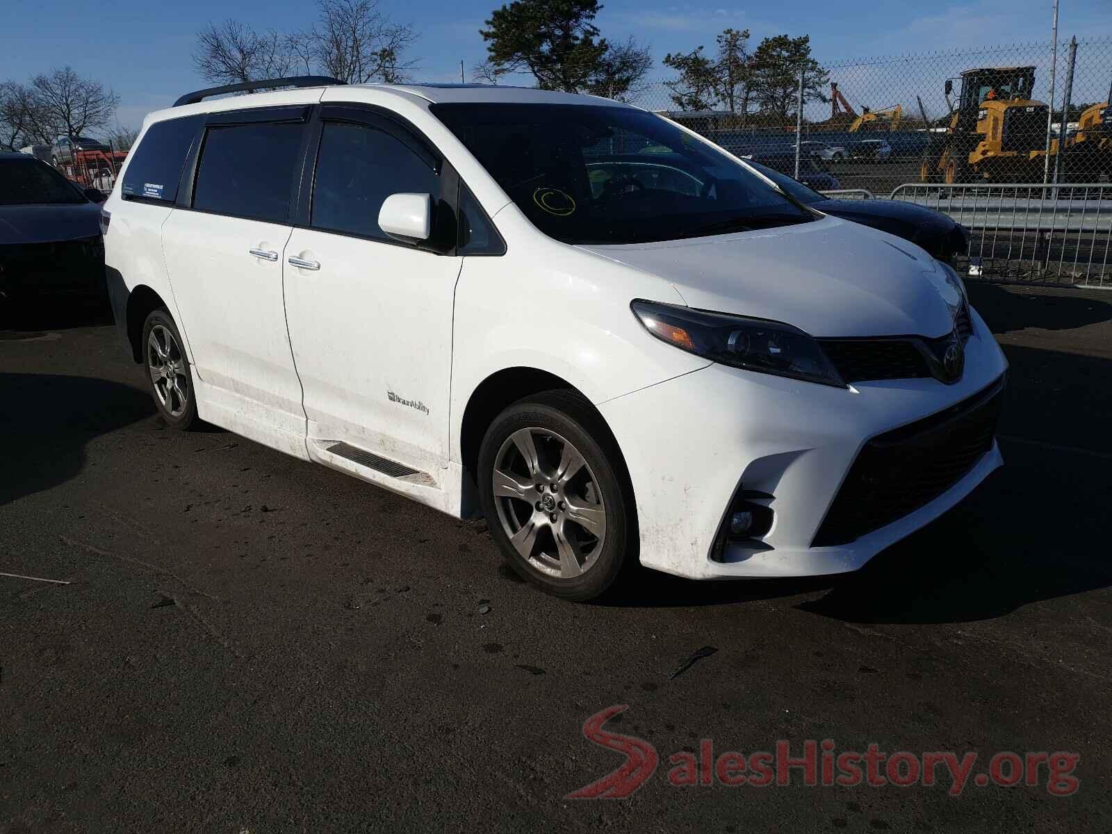 5TDXZ3DC8JS944069 2018 TOYOTA SIENNA