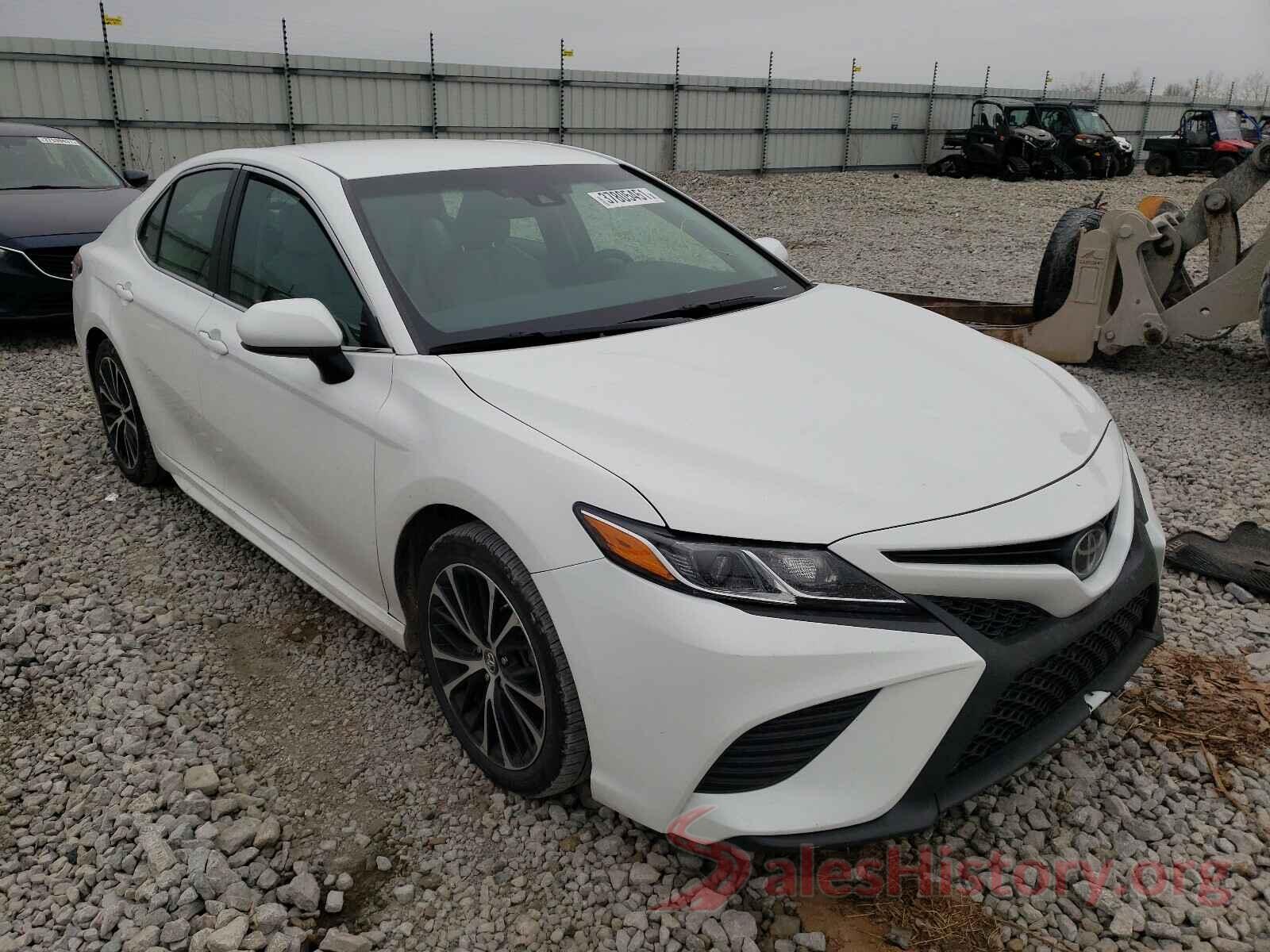 4T1B11HK2JU588572 2018 TOYOTA CAMRY