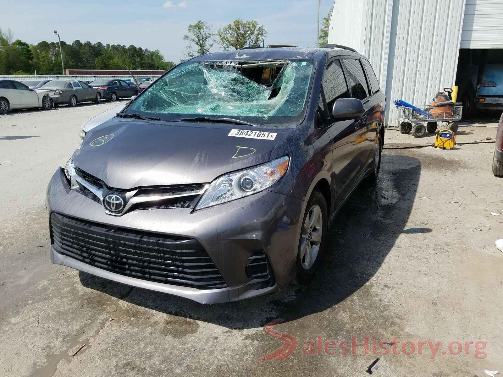 5TDKZ3DC2JS903026 2018 TOYOTA SIENNA