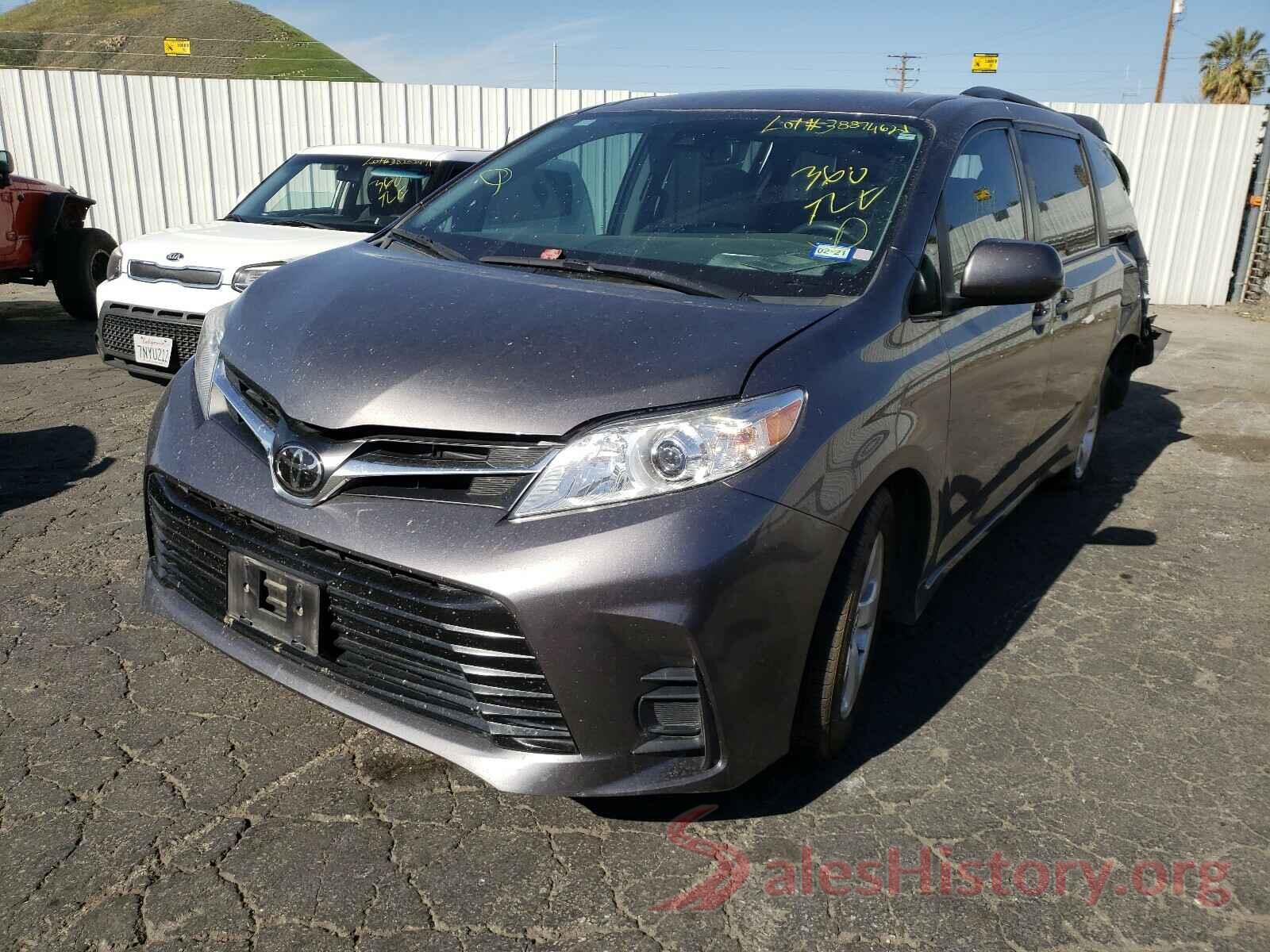 5TDKZ3DC3JS902581 2018 TOYOTA SIENNA