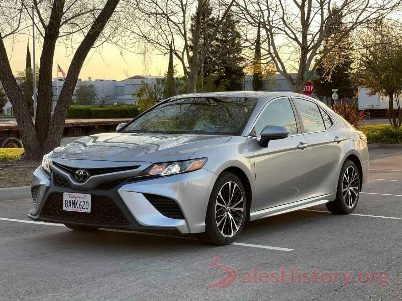 4T1B11HK0JU517371 2018 TOYOTA CAMRY