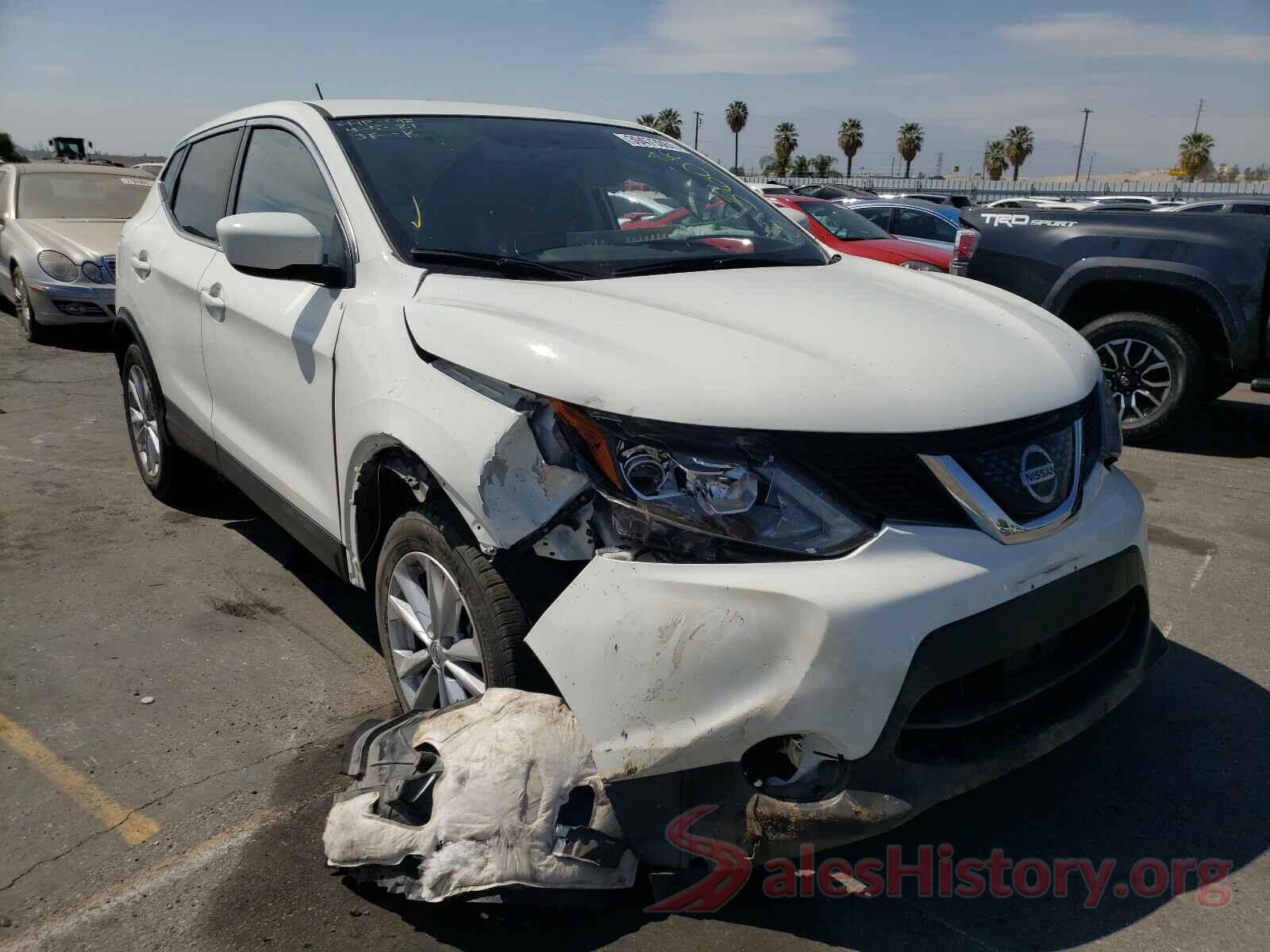 JN1BJ1CP8JW164831 2018 NISSAN ROGUE