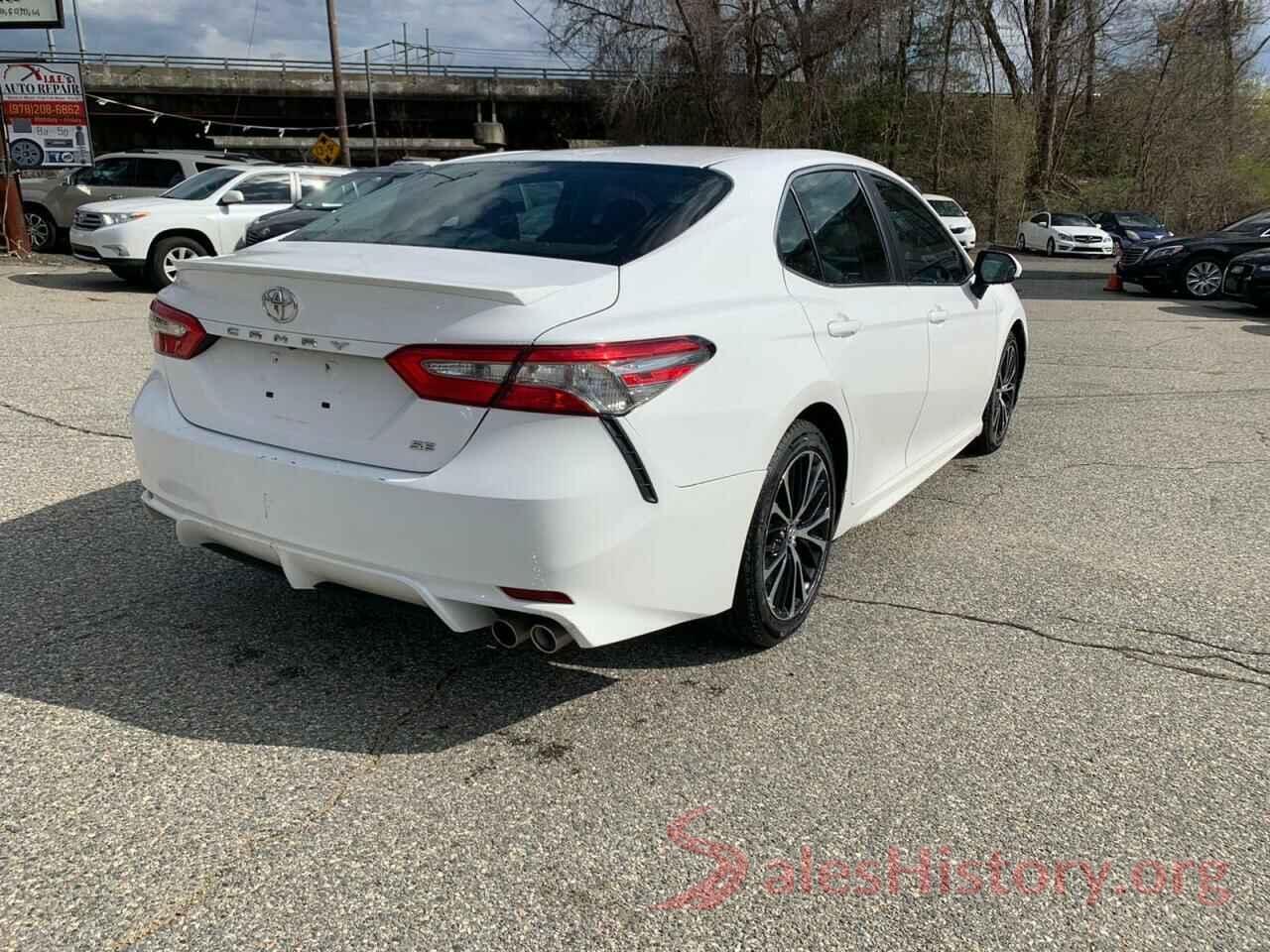 4T1B11HK1JU038800 2018 TOYOTA CAMRY