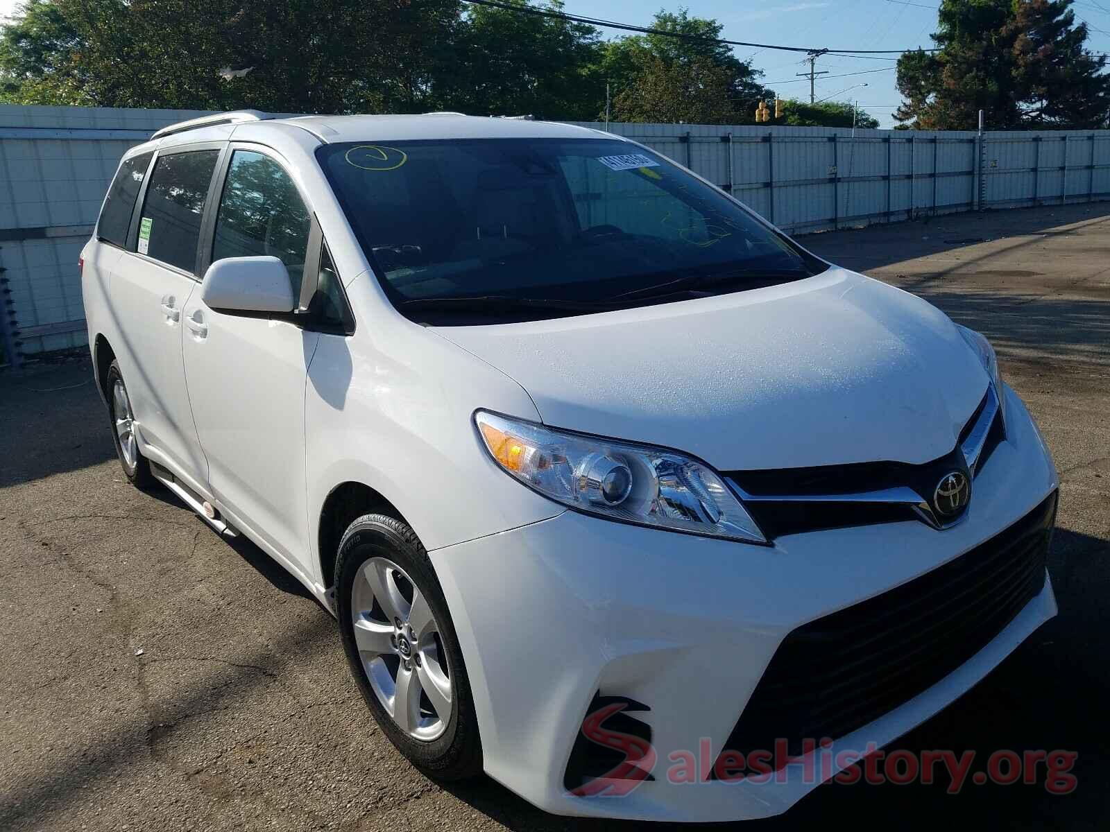 5TDKZ3DC9JS920390 2018 TOYOTA SIENNA