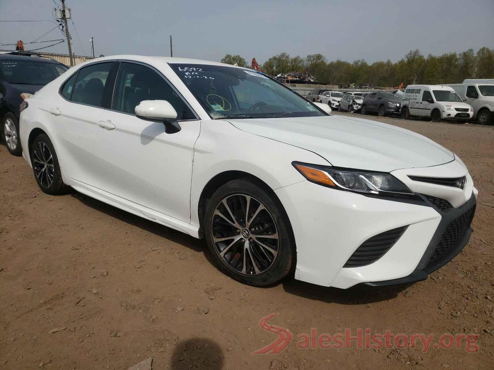 4T1B11HK8JU621557 2018 TOYOTA CAMRY