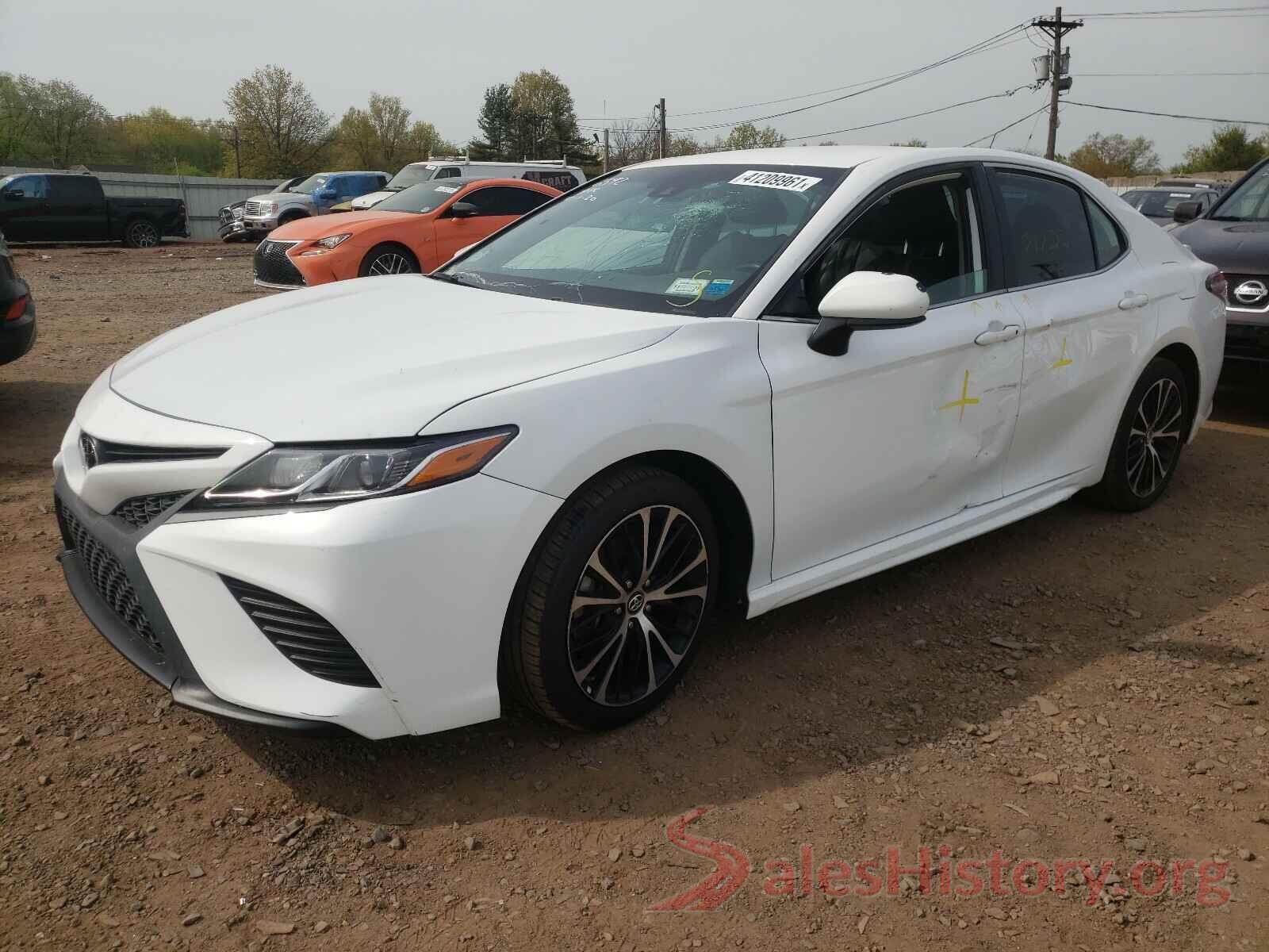 4T1B11HK8JU621557 2018 TOYOTA CAMRY