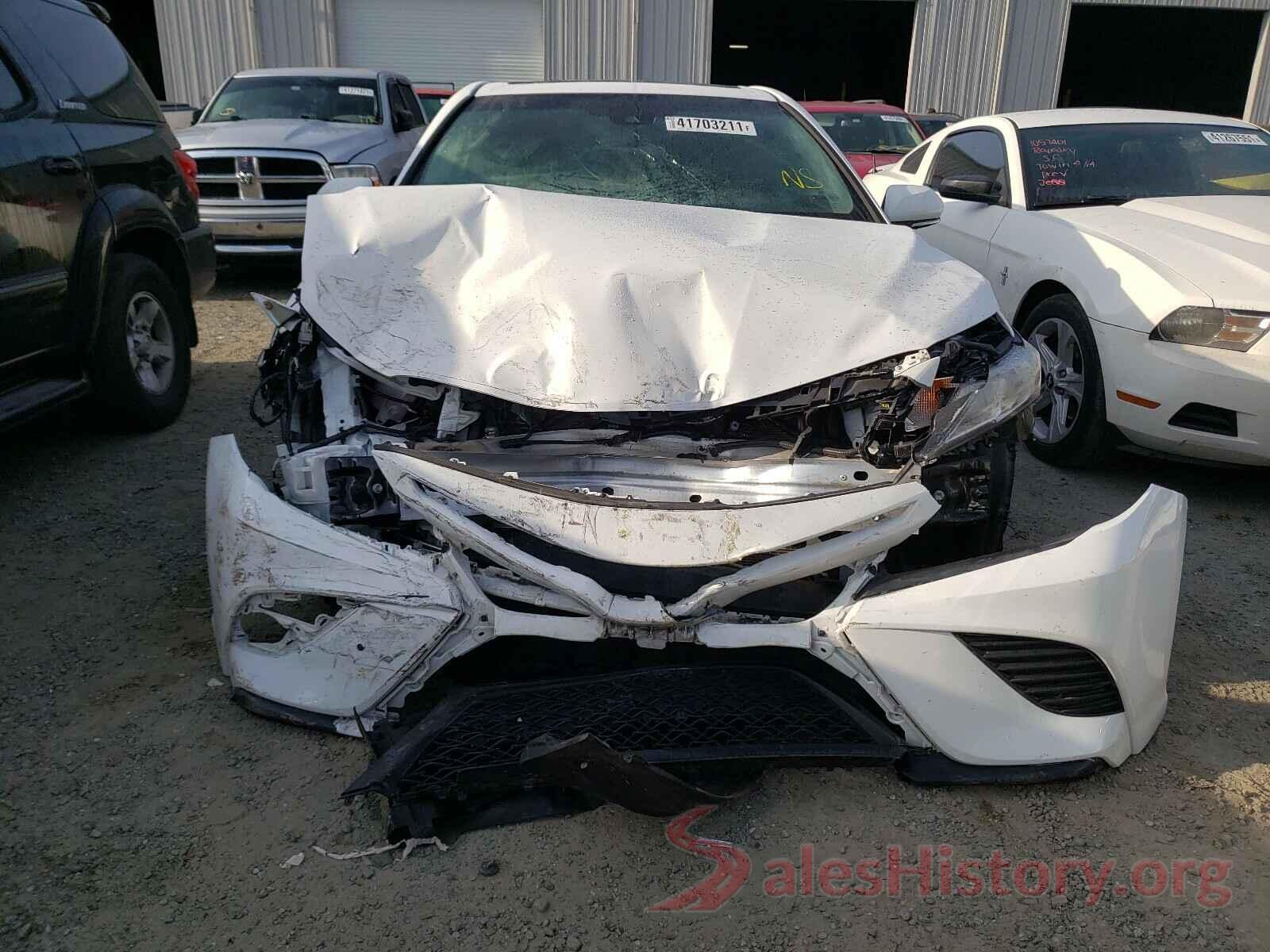 4T1B11HK2JU637687 2018 TOYOTA CAMRY