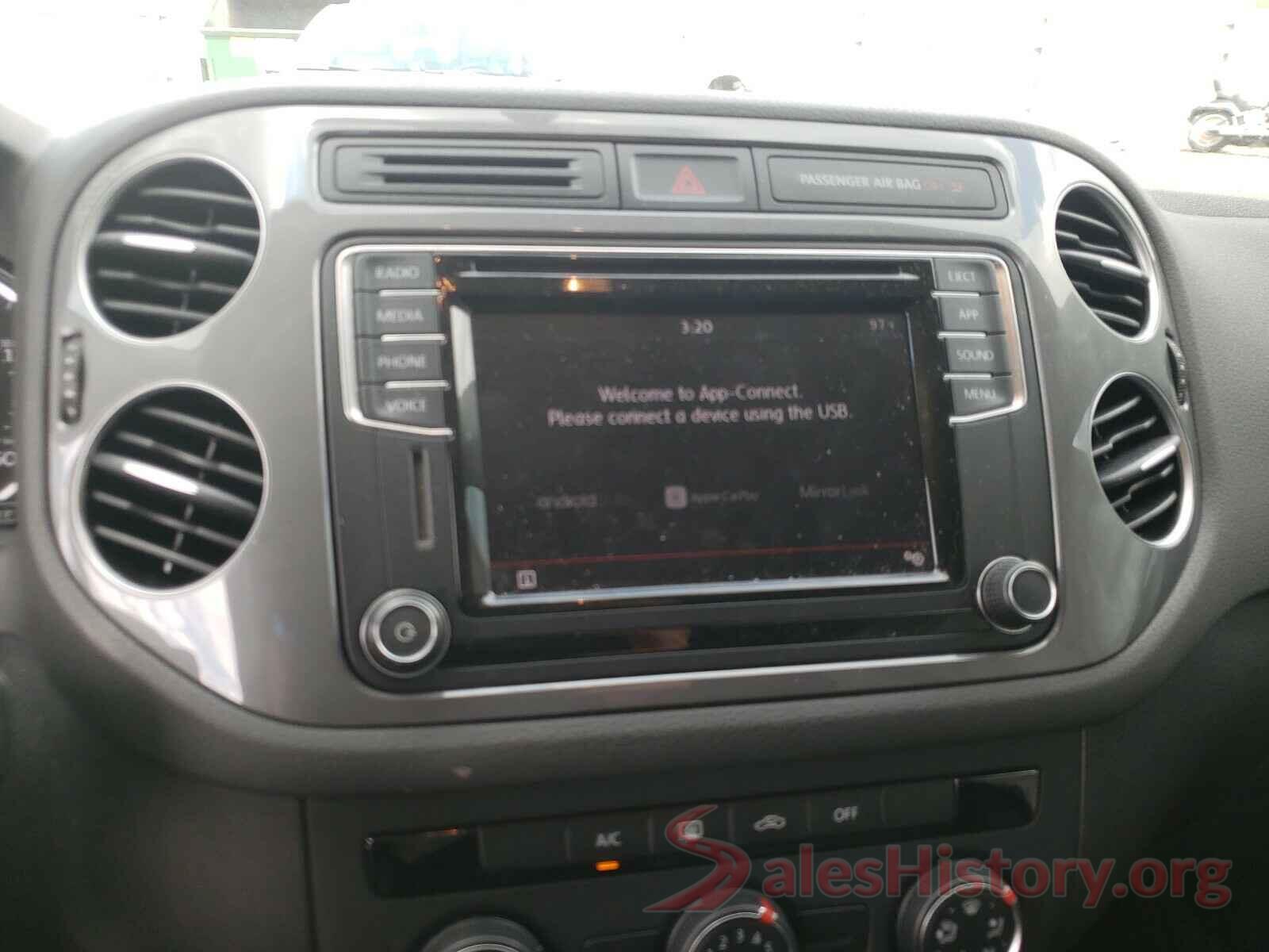 WVGAV7AXXHK043671 2017 VOLKSWAGEN TIGUAN