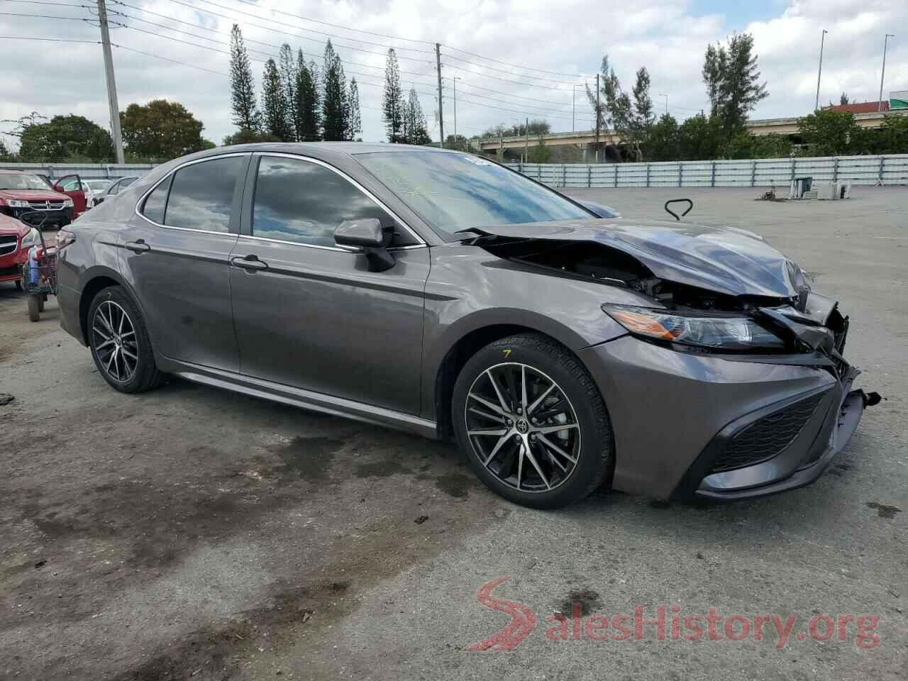 4T1G11AKXNU633070 2022 TOYOTA CAMRY