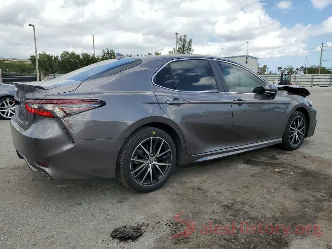 4T1G11AKXNU633070 2022 TOYOTA CAMRY