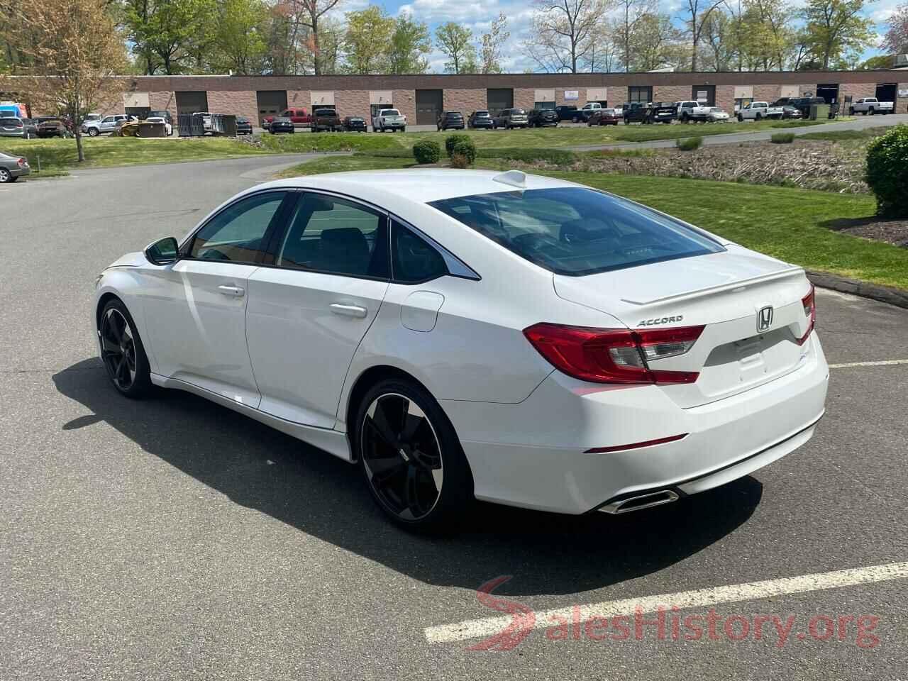 1HGCV1F33JA062981 2018 HONDA ACCORD