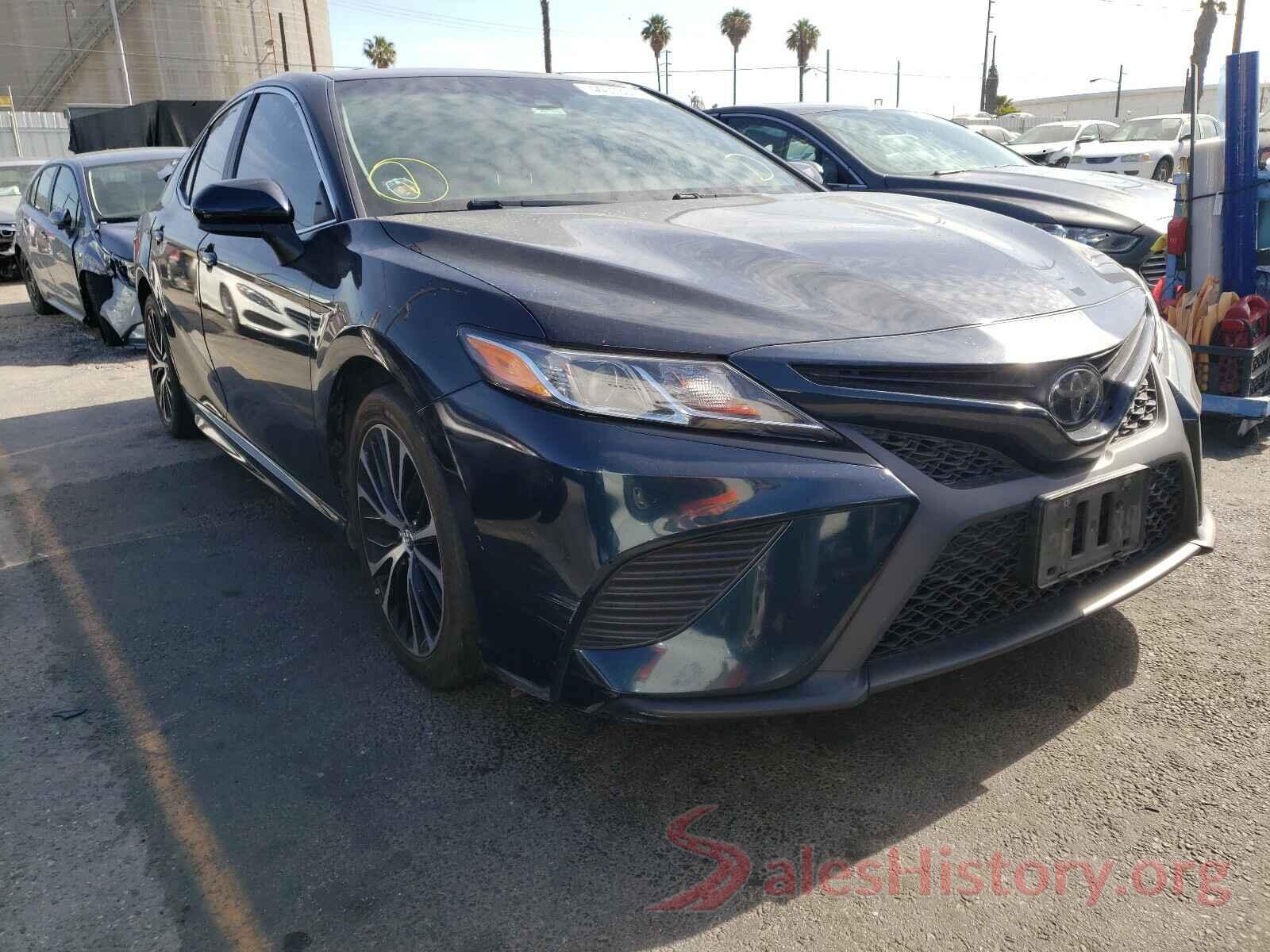 4T1B11HK5JU633262 2018 TOYOTA CAMRY