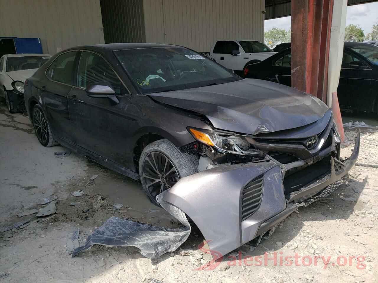 4T1B11HK8JU655689 2018 TOYOTA CAMRY