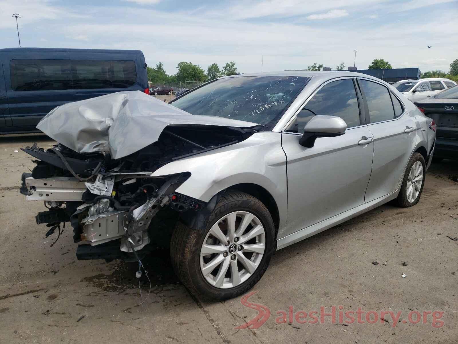 4T1B11HK8JU120698 2018 TOYOTA CAMRY