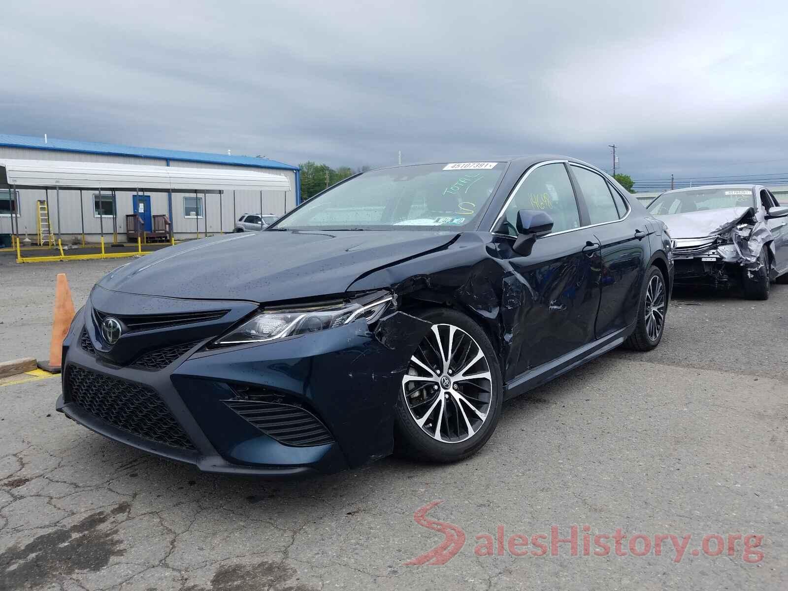 4T1B11HK8JU607884 2018 TOYOTA CAMRY