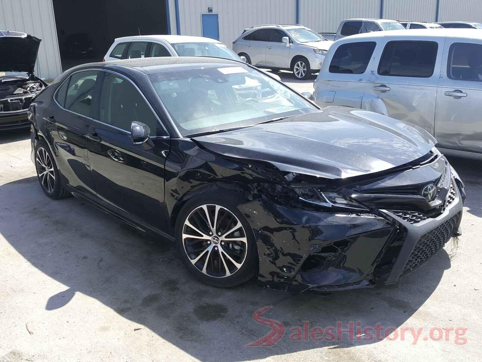 4T1B11HK2JU587051 2018 TOYOTA CAMRY