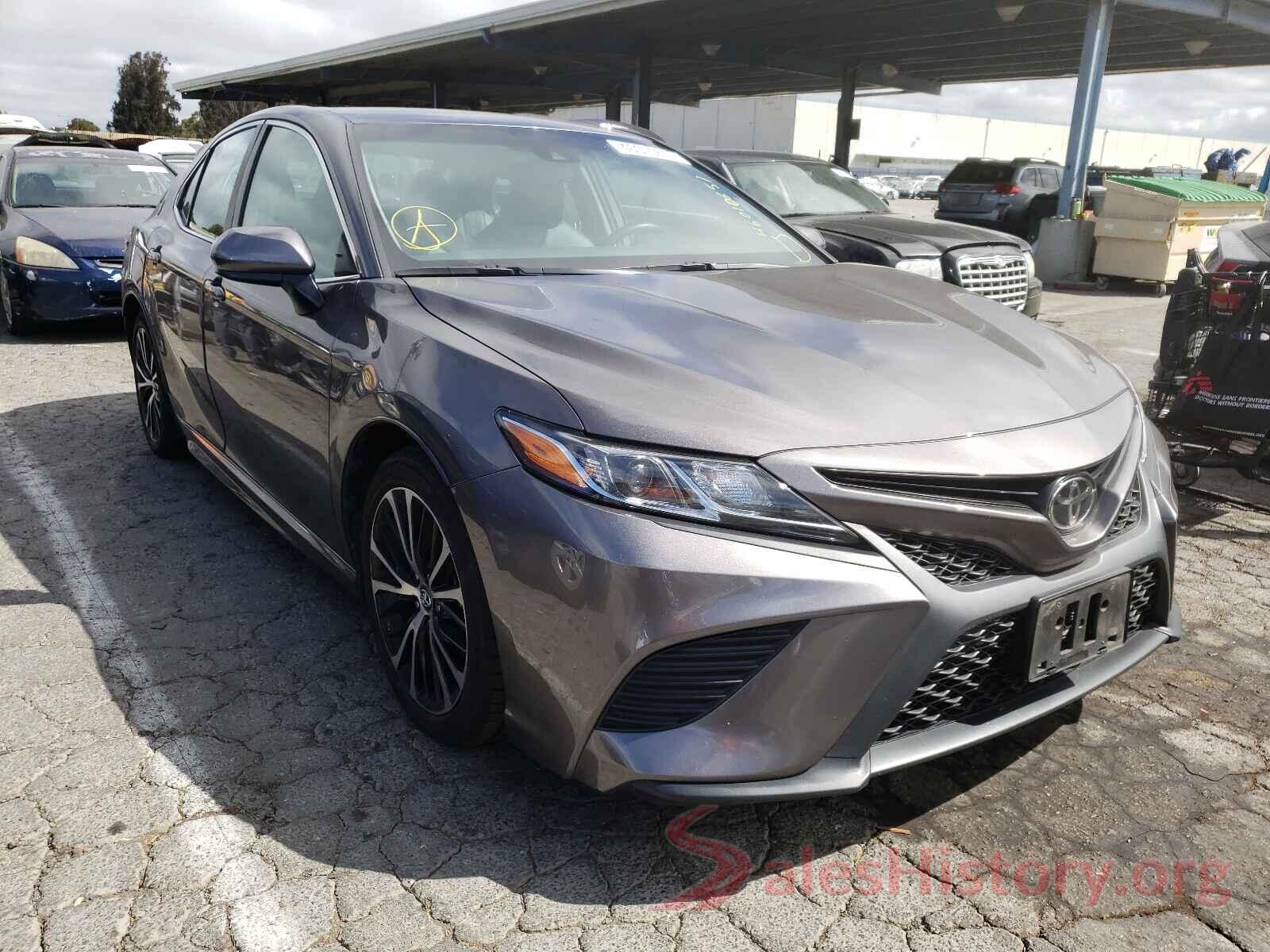 4T1B11HK8JU031178 2018 TOYOTA CAMRY