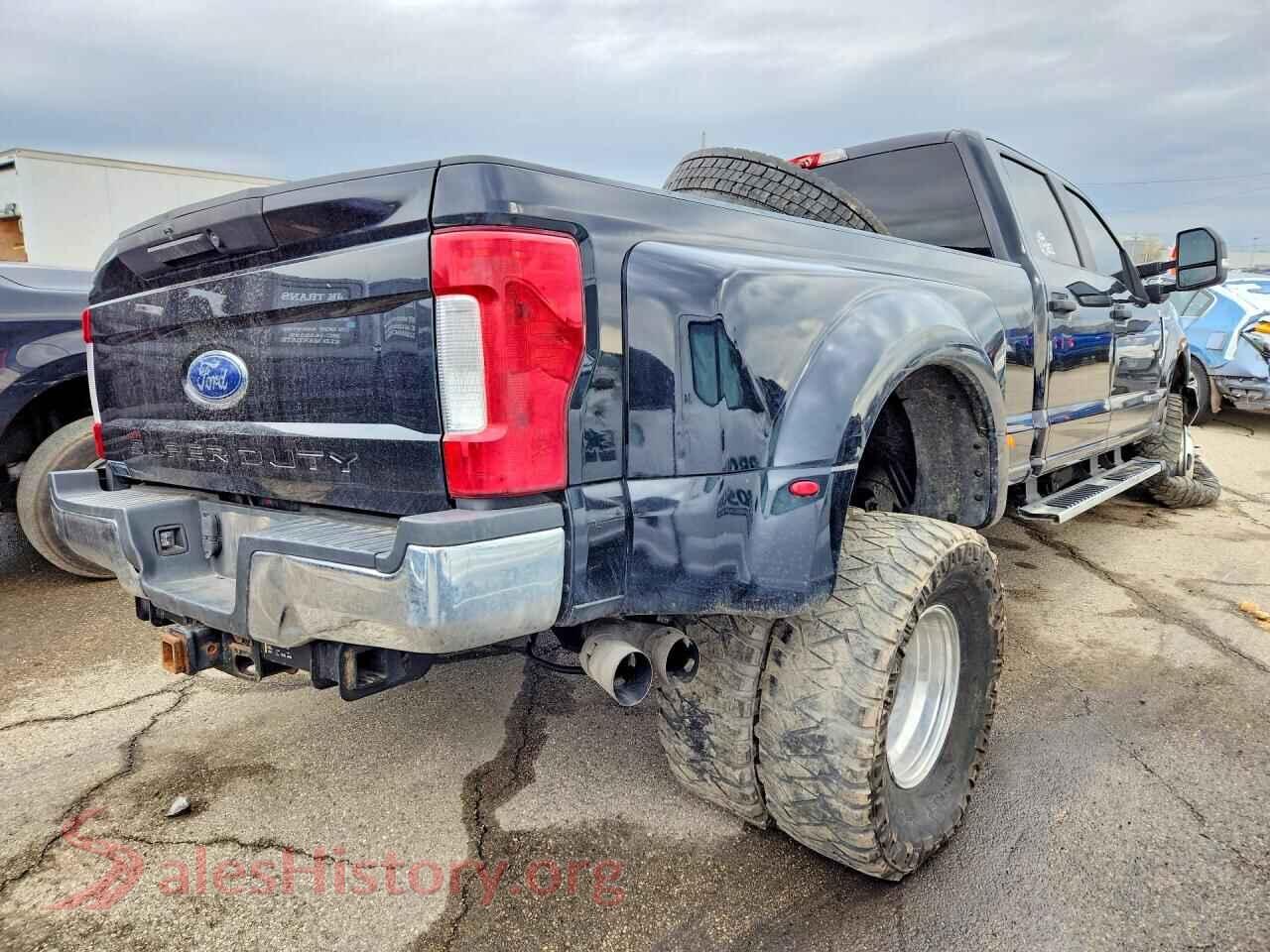 2019 FORD F350 VIN 1FT8W3DT1KEG65776, right side view