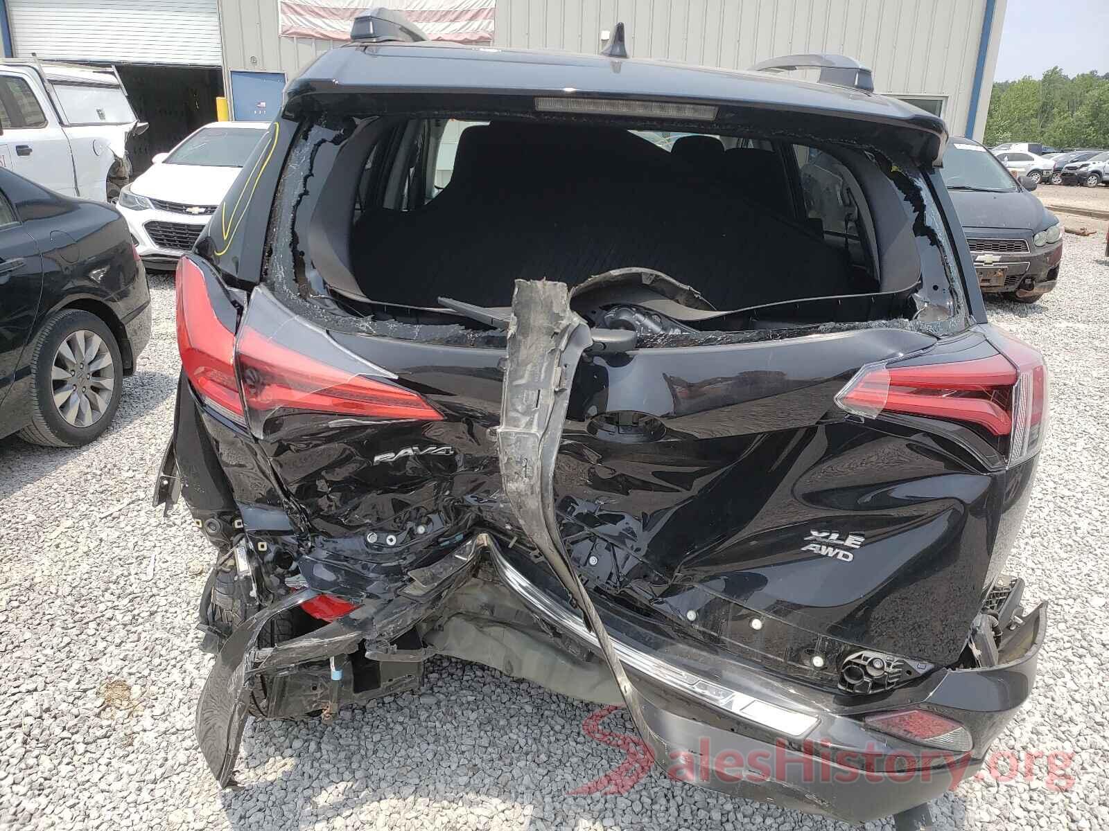 2T3RFREV8JW823092 2018 TOYOTA RAV4