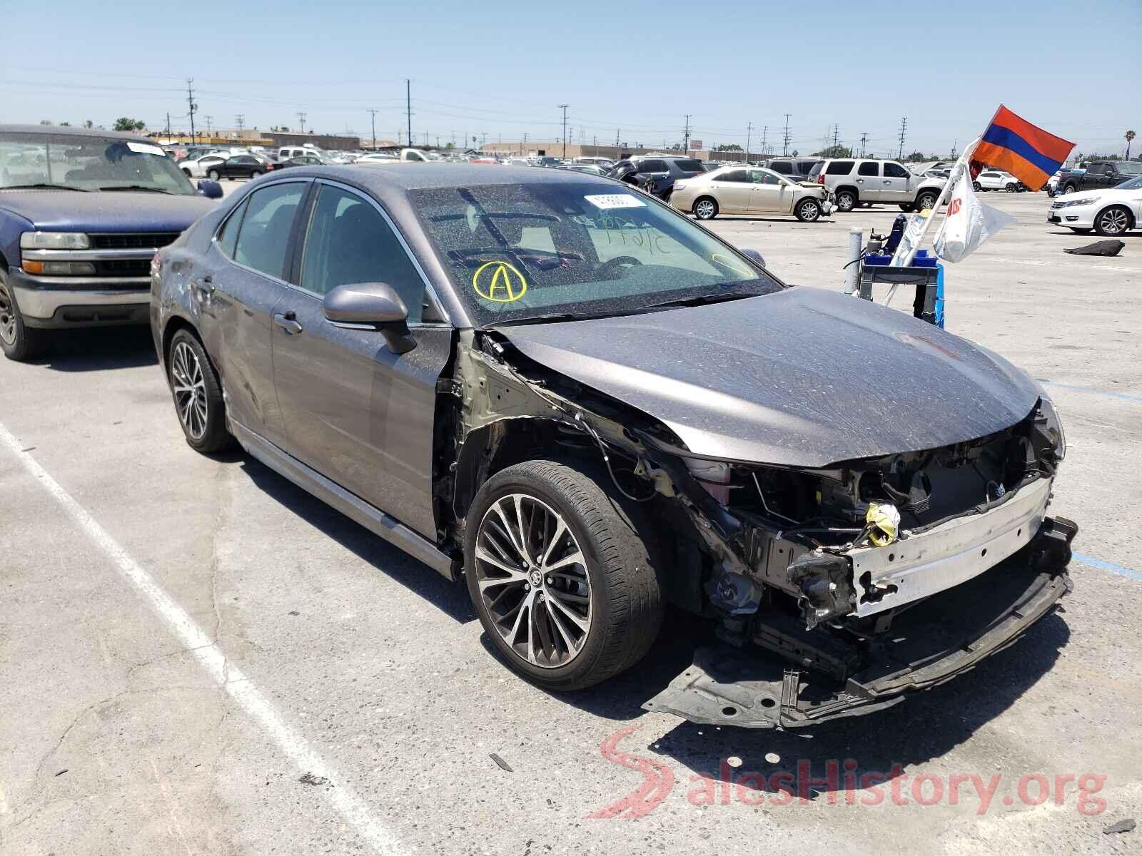 4T1B11HK2JU647443 2018 TOYOTA CAMRY