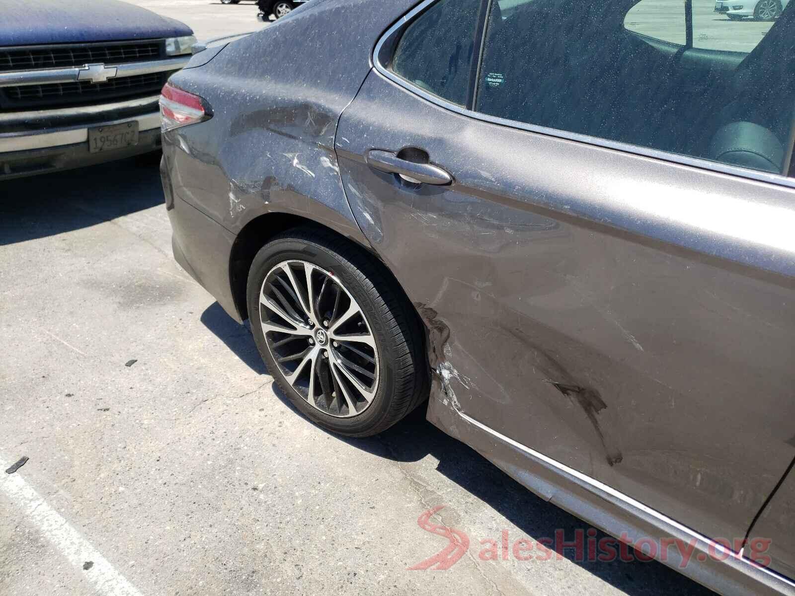 4T1B11HK2JU647443 2018 TOYOTA CAMRY