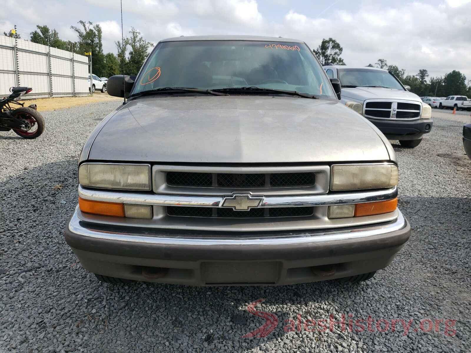 1GNDT13W812138557 2001 CHEVROLET BLAZER