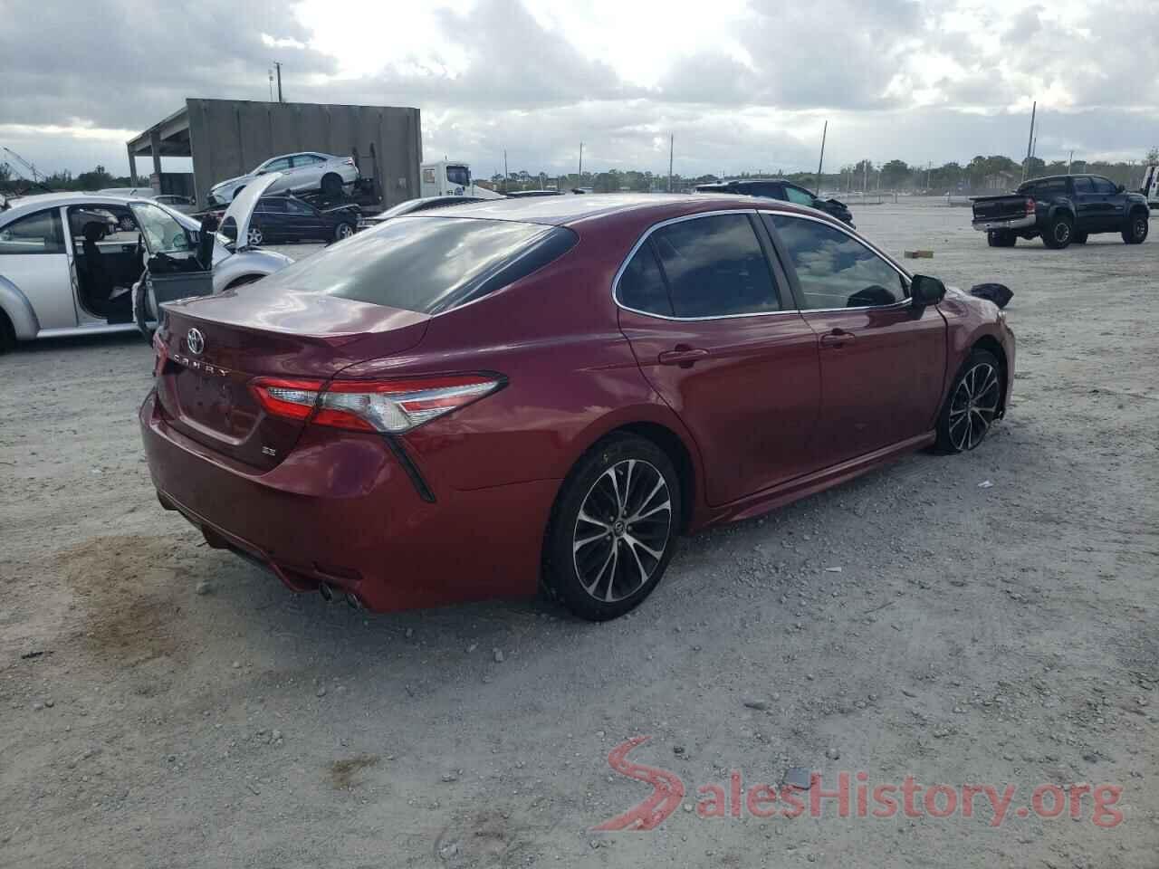 4T1B11HK9JU570957 2018 TOYOTA CAMRY