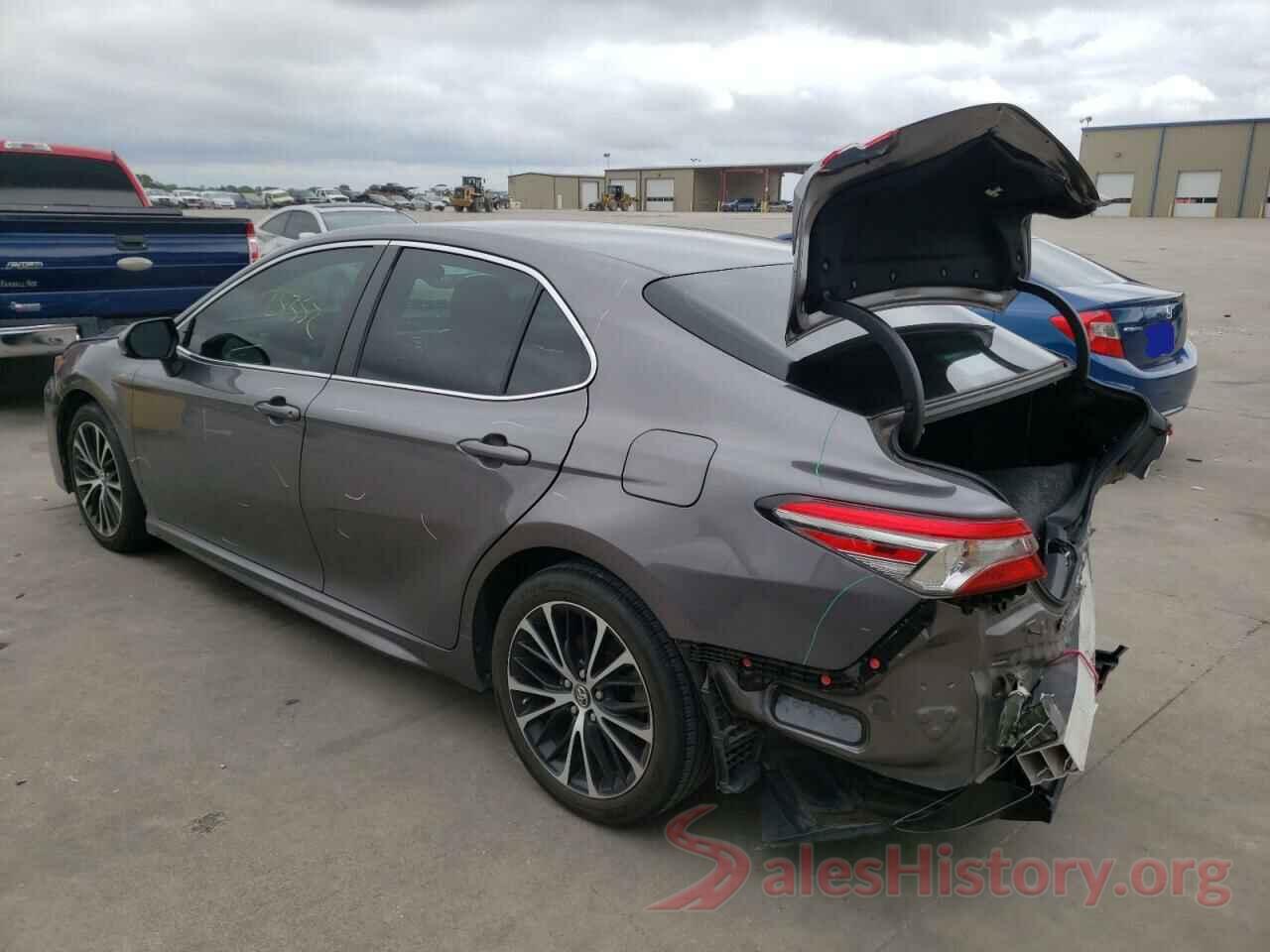 4T1B11HK2JU659818 2018 TOYOTA CAMRY