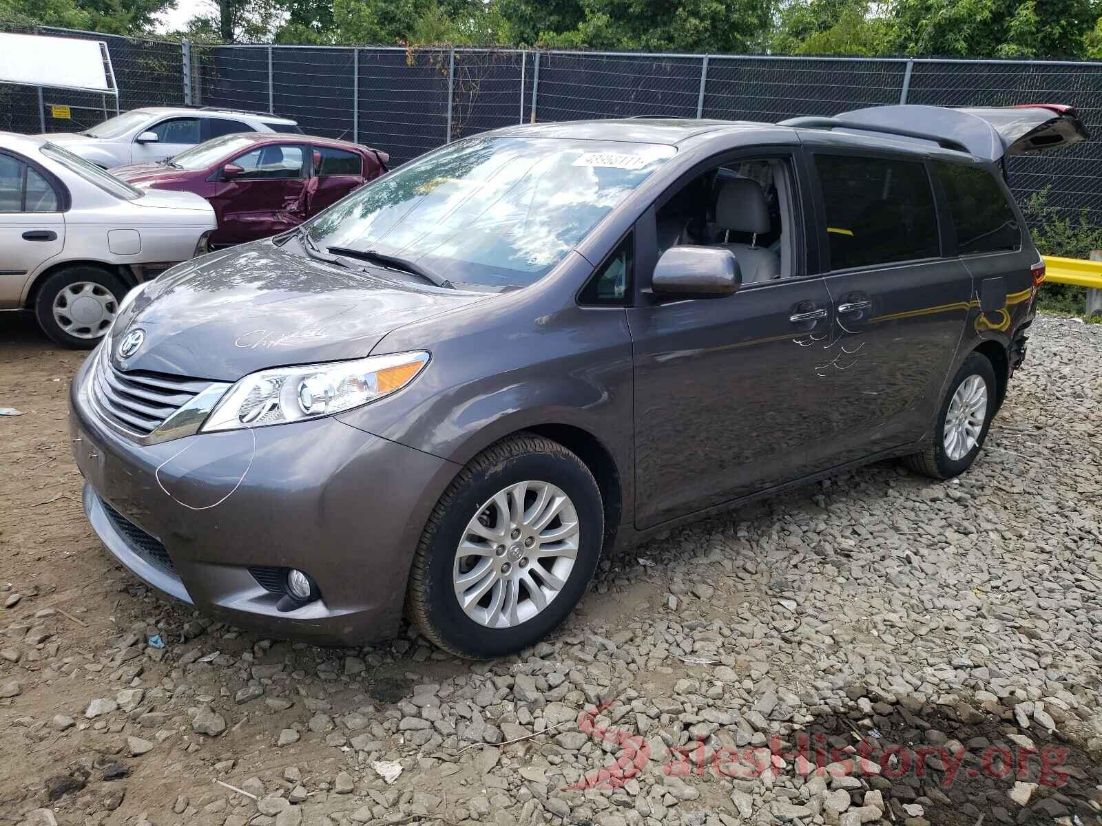 5TDYZ3DC2HS818417 2017 TOYOTA SIENNA