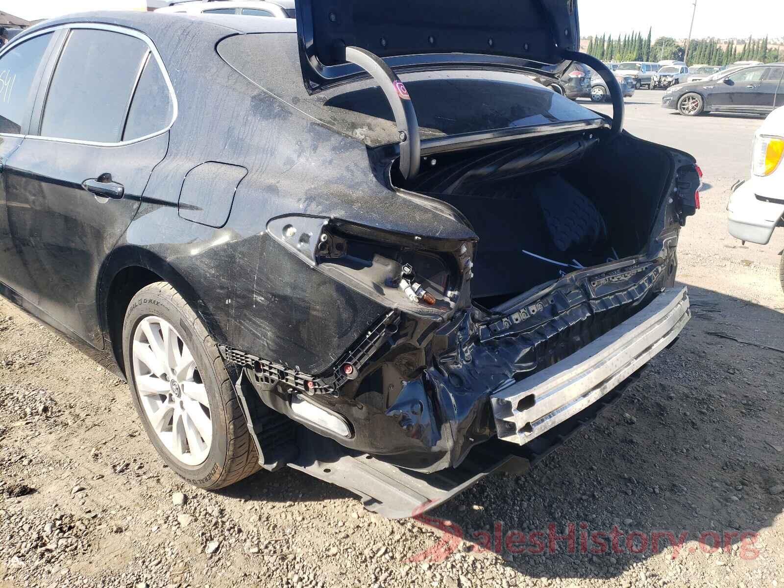 4T1B11HK1JU137925 2018 TOYOTA CAMRY