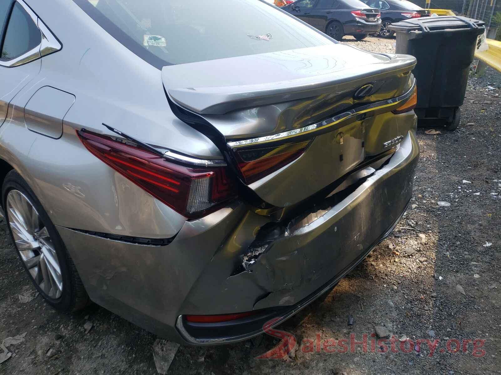 JTHB21B18K2027578 2019 LEXUS ES300