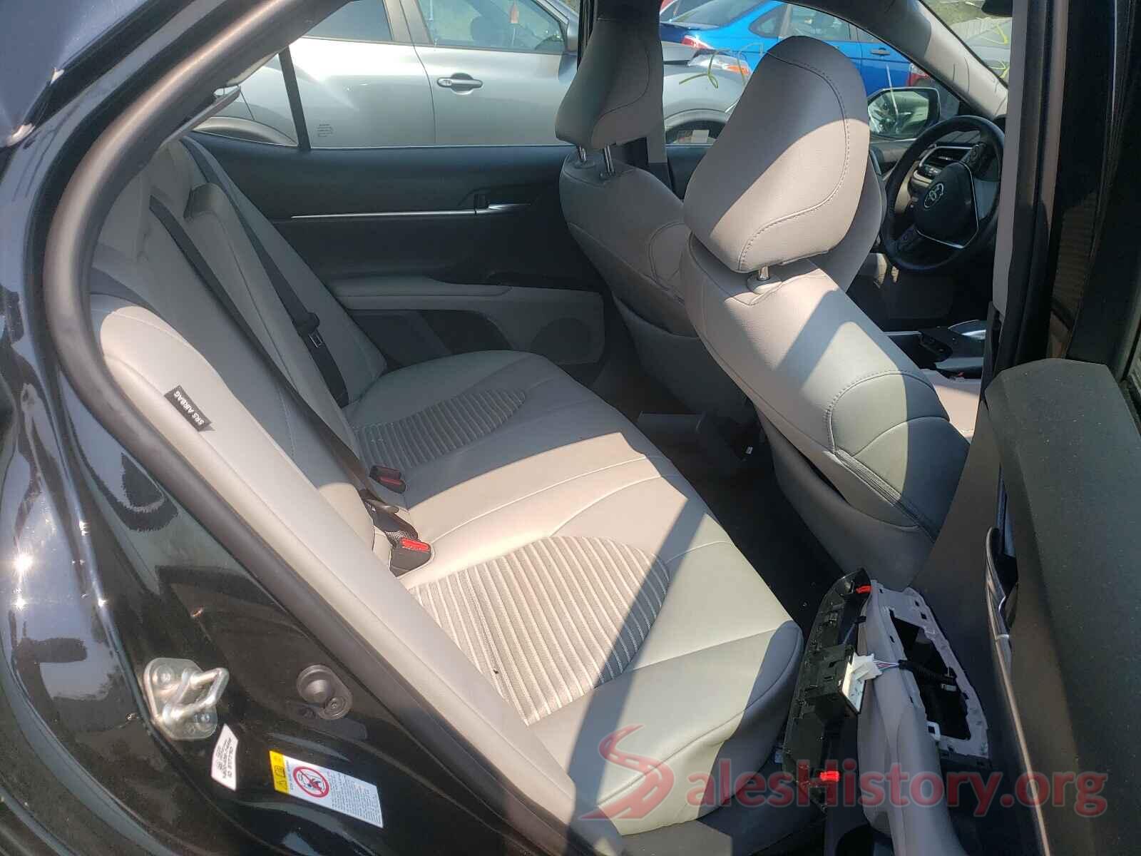 4T1B11HK2JU074592 2018 TOYOTA CAMRY